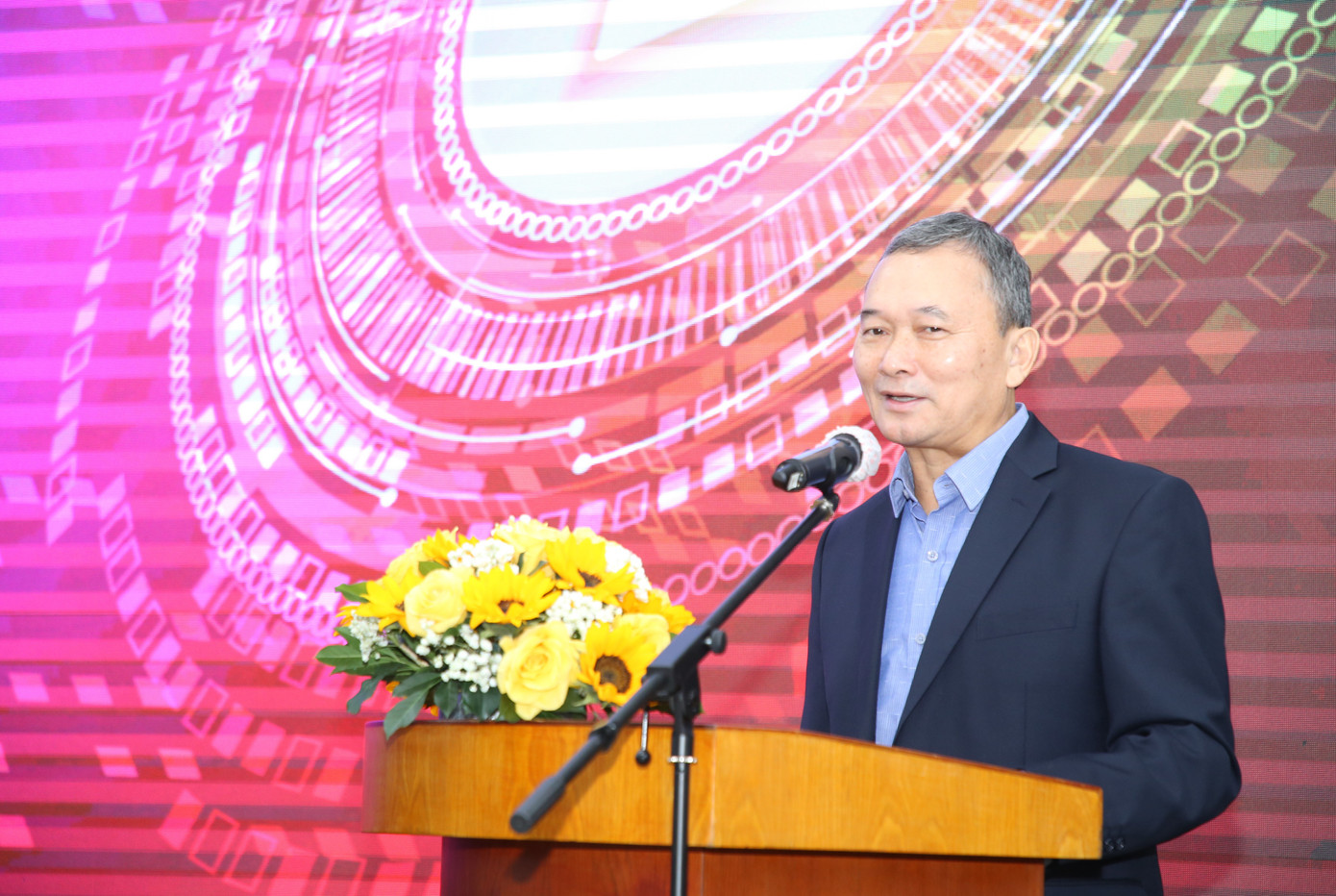 Phó Chủ tịch VNISA Ngô Vi Đồng trao đổi tại buổi lễ. Ảnh: Ngô Tùng