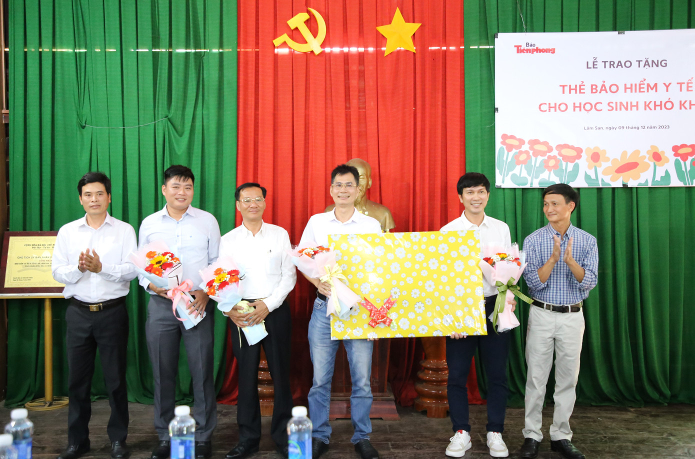 Lãnh đạo xã Lâm San gửi tặng báo món quà cám ơn.