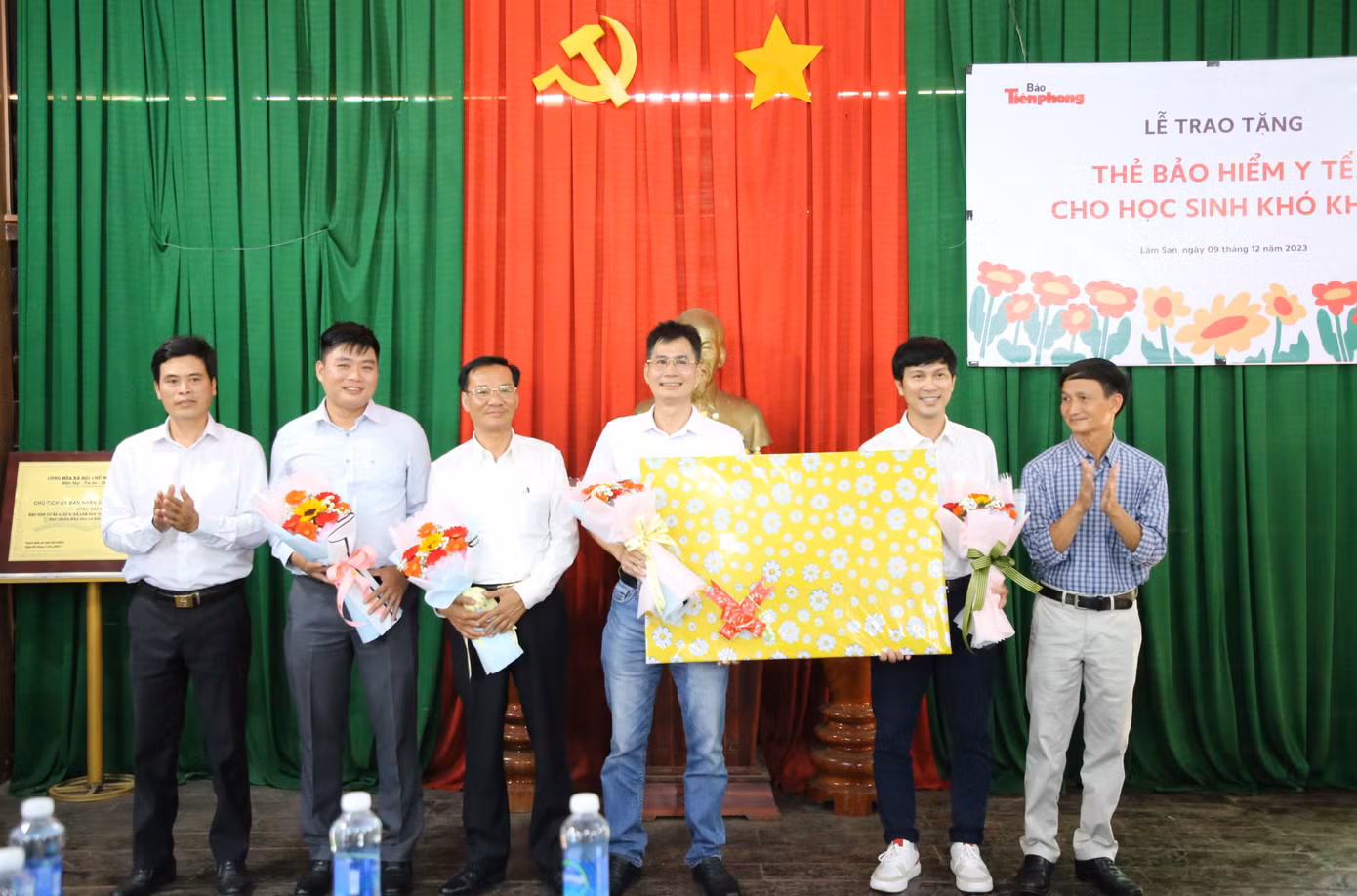 Lãnh đạo xã Lâm San gửi tặng báo món quà cám ơn. Lãnh đạo xã Lâm San gửi tặng báo món quà cám ơn.