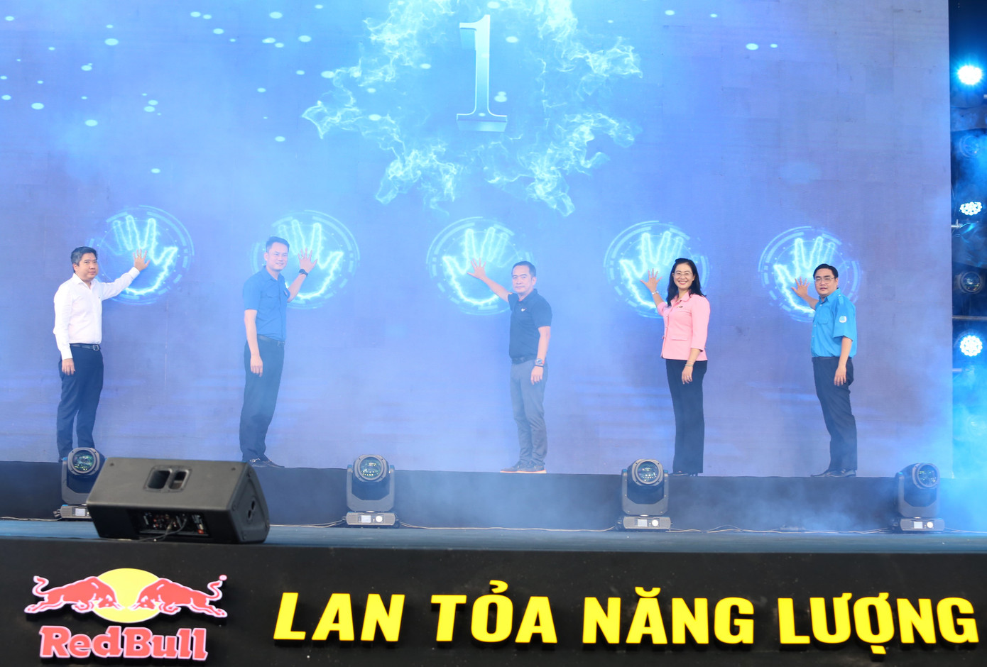 Ngày hội là dịp trang bị kiến thức, kỹ năng, tạo môi trường giao lưu, cổ vũ tinh thần giúp thanh niên công nhân nâng cao hiệu suất công việc, góp phần phát triển doanh nghiệp, địa phương và đất nước; đồng thời nghiên cứu đề xuất các chính sách, nội dung hoạt động cần thiết cho thanh niên nói chung và thanh niên các khu công nghiệp, khu chế xuất (KCN, KCX) nói riêng… Qua đó góp phần mở rộng mặt trận đoàn kết, tập hợp thanh niên, thành lập tổ chức Đoàn TNCS Hồ Chí Minh, Hội LHTN Việt Nam tại các KCN, KCX. Trong ảnh: Các đại biểu lãnh đạo Trung ương Hội LHTN Việt Nam, Thành Đoàn TPHCM, Ban Dân vận Thành ủy TPHCM, quận Bình Tân thực hiện nghi thức khai ngày hội. Ngày hội là dịp trang bị kiến thức, kỹ năng, tạo môi trường giao lưu, cổ vũ tinh thần giúp thanh niên công nhân nâng cao hiệu suất công việc, góp phần phát triển doanh nghiệp, địa phương và đất nước; đồng thời nghiên cứu đề xuất các chính sách, nội dung hoạt động cần thiết cho thanh niên nói chung và thanh niên các khu công nghiệp, khu chế xuất (KCN, KCX) nói riêng… Qua đó góp phần mở rộng mặt trận đoàn kết, tập hợp thanh niên, thành lập tổ chức Đoàn TNCS Hồ Chí Minh, Hội LHTN Việt Nam tại các KCN, KCX. Trong ảnh: Các đại biểu lãnh đạo Trung ương Hội LHTN Việt Nam, Thành Đoàn TPHCM, Ban Dân vận Thành ủy TPHCM, quận Bình Tân thực hiện nghi thức khai ngày hội.