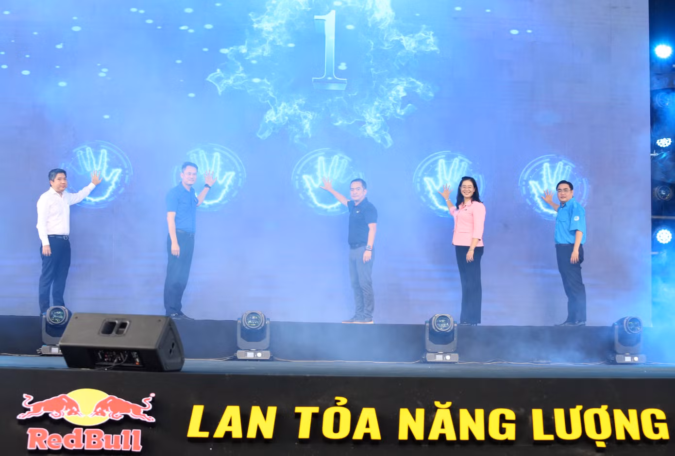 Ngày hội là dịp trang bị kiến thức, kỹ năng, tạo môi trường giao lưu, cổ vũ tinh thần giúp thanh niên công nhân nâng cao hiệu suất công việc, góp phần phát triển doanh nghiệp, địa phương và đất nước; đồng thời nghiên cứu đề xuất các chính sách, nội dung hoạt động cần thiết cho thanh niên nói chung và thanh niên các khu công nghiệp, khu chế xuất (KCN, KCX) nói riêng… Qua đó góp phần mở rộng mặt trận đoàn kết, tập hợp thanh niên, thành lập tổ chức Đoàn TNCS Hồ Chí Minh, Hội LHTN Việt Nam tại các KCN, KCX. Trong ảnh: Các đại biểu lãnh đạo Trung ương Hội LHTN Việt Nam, Thành Đoàn TPHCM, Ban Dân vận Thành ủy TPHCM, quận Bình Tân thực hiện nghi thức khai ngày hội. Ngày hội là dịp trang bị kiến thức, kỹ năng, tạo môi trường giao lưu, cổ vũ tinh thần giúp thanh niên công nhân nâng cao hiệu suất công việc, góp phần phát triển doanh nghiệp, địa phương và đất nước; đồng thời nghiên cứu đề xuất các chính sách, nội dung hoạt động cần thiết cho thanh niên nói chung và thanh niên các khu công nghiệp, khu chế xuất (KCN, KCX) nói riêng… Qua đó góp phần mở rộng mặt trận đoàn kết, tập hợp thanh niên, thành lập tổ chức Đoàn TNCS Hồ Chí Minh, Hội LHTN Việt Nam tại các KCN, KCX. Trong ảnh: Các đại biểu lãnh đạo Trung ương Hội LHTN Việt Nam, Thành Đoàn TPHCM, Ban Dân vận Thành ủy TPHCM, quận Bình Tân thực hiện nghi thức khai ngày hội.