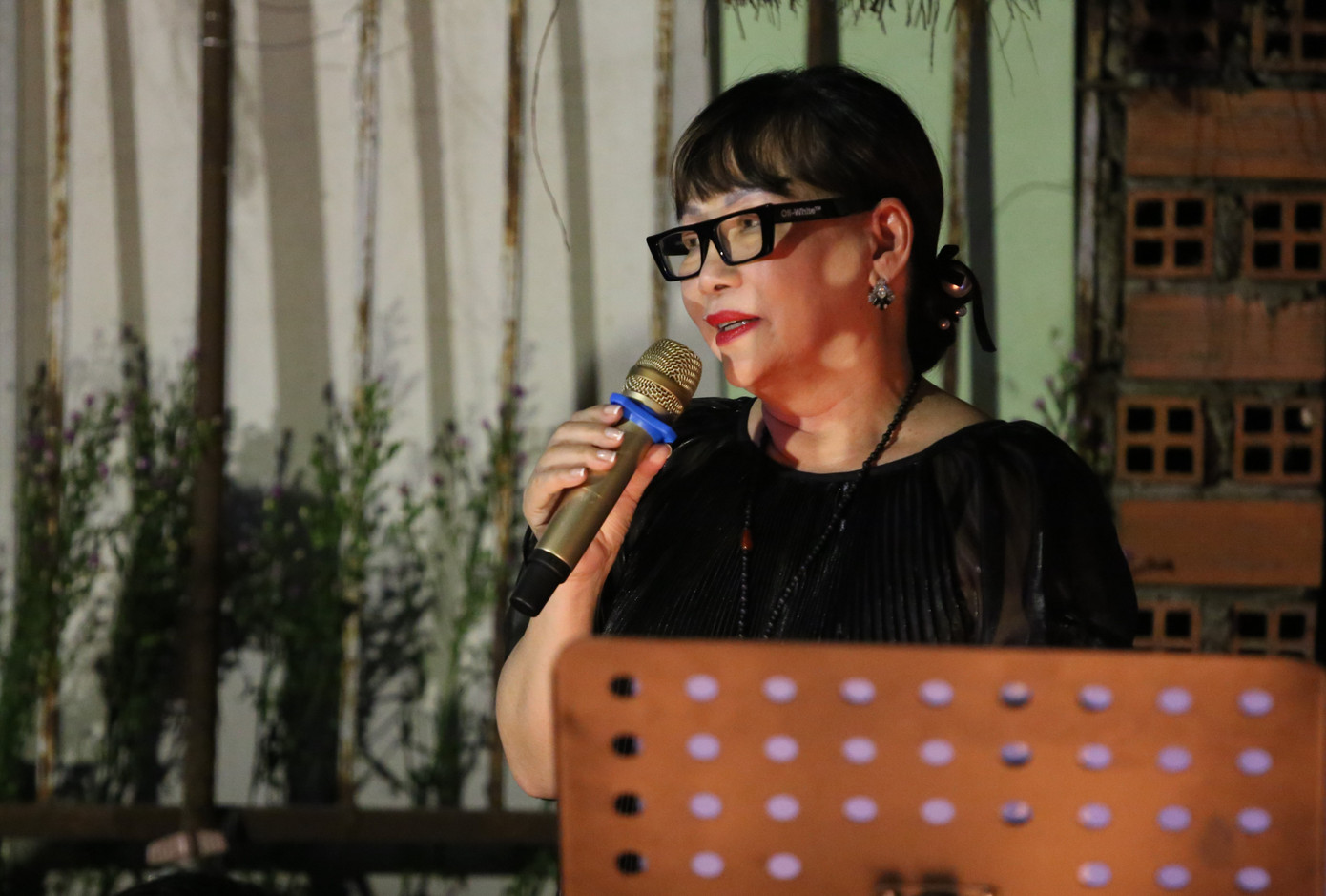 Ca sĩ Trịnh Vĩnh Trinh hát lại ca khúc của anh trai mình trong đêm nhạc.