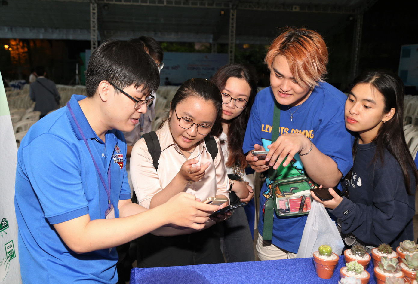 Hưởng ứng chiến dịch Giờ Trái đất tại TPHCM, các bạn trẻ chung tay thực hiện các ấn phẩm truyền thông bảo vệ môi trường, tiết kiệm điện, sử dụng nguồn năng lượng xanh đến các hộ gia đình, các khu dân cư, khu lưu trú thanh niên công nhân trên địa bàn; trồng cây xanh; chạy bộ tuyên truyền lối sống xanh...