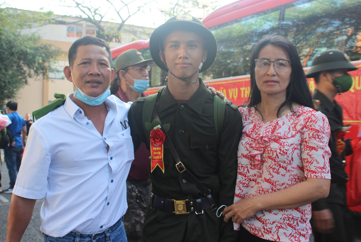 Phụ huynh đến đưa con em vào quân ngũ.