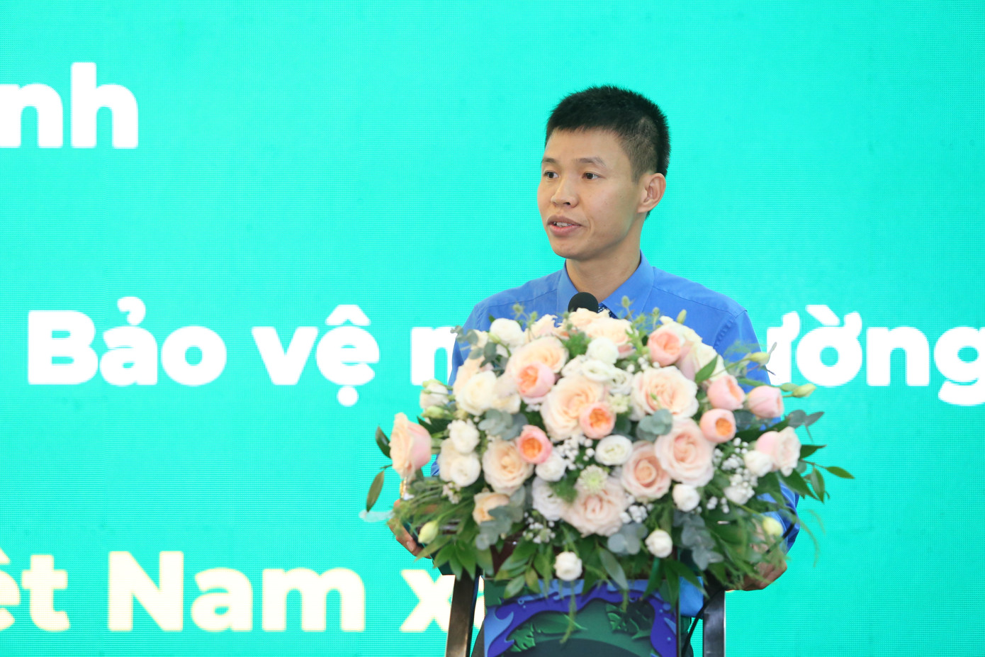 Anh Vũ Minh Thảo trao đổi cùng các đại biểu.