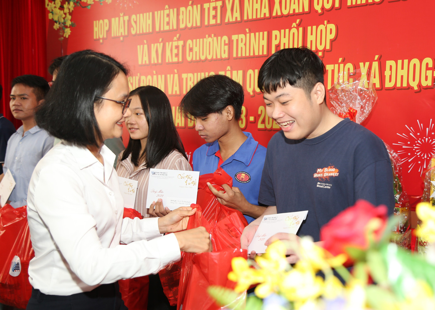 Chị Trần Thu Hà, Phó Bí thư Thành Đoàn, Chủ tịch Hội Sinh viên Việt Nam TPHCM gửi quà động viên các bạn trẻ nhân dịp xuân mới. Chị Trần Thu Hà, Phó Bí thư Thành Đoàn, Chủ tịch Hội Sinh viên Việt Nam TPHCM gửi quà động viên các bạn trẻ nhân dịp xuân mới.