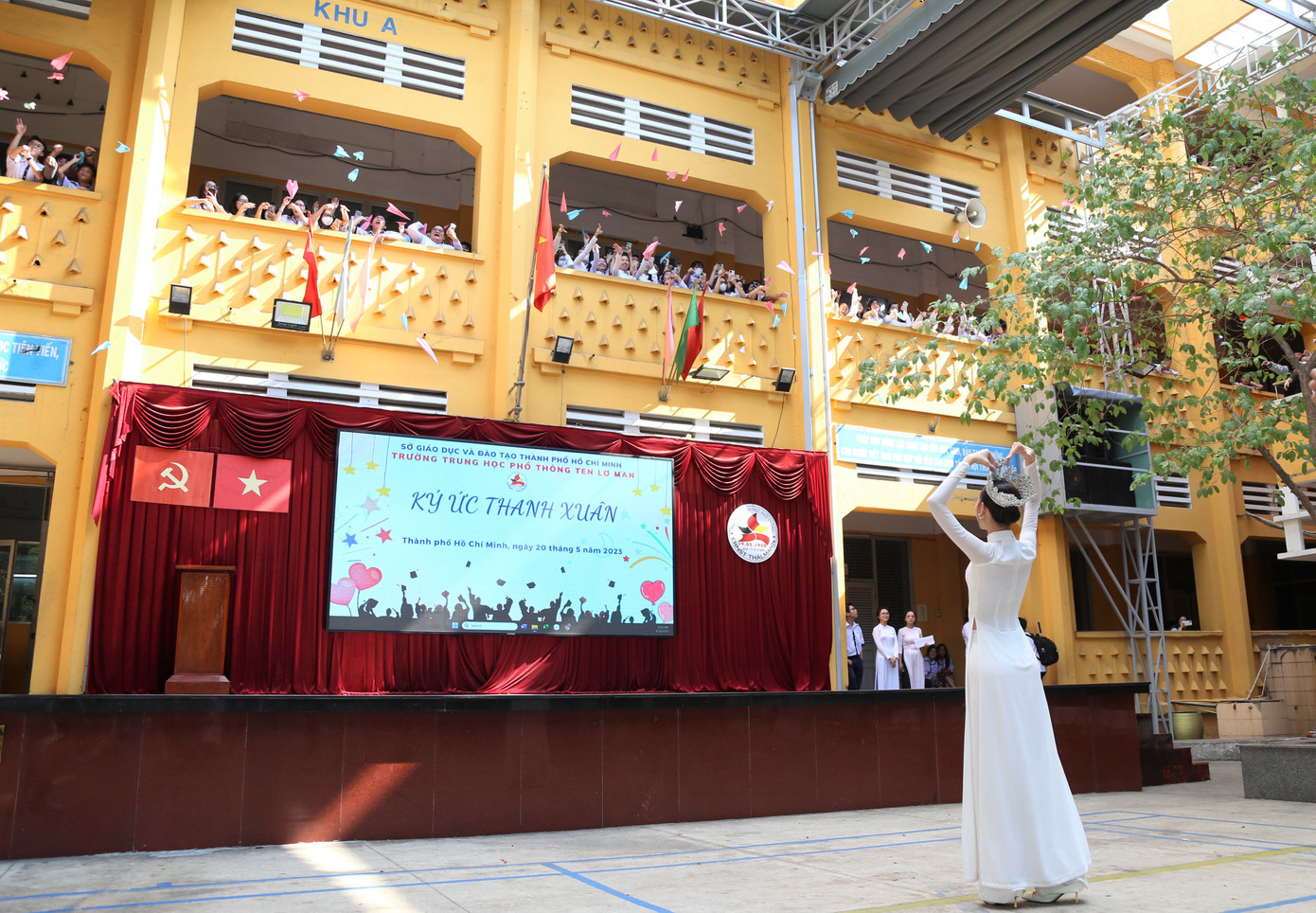 Đến trường trong dịp cuối niên học 2022 - 2023, nàng hậu gốc miền Tây hòa trong không gian đầy kỷ niệm tuổi học trò khi các bạn học sinh phóng những chiếc máy bay giấy chở theo những ước mong sau khi kết thúc năm học cuối cấp. Đến trường trong dịp cuối niên học 2022 - 2023, nàng hậu gốc miền Tây hòa trong không gian đầy kỷ niệm tuổi học trò khi các bạn học sinh phóng những chiếc máy bay giấy chở theo những ước mong sau khi kết thúc năm học cuối cấp.