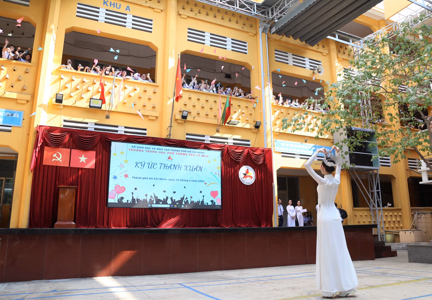 Đến trường trong dịp cuối niên học 2022 - 2023, nàng hậu gốc miền Tây hòa trong không gian đầy kỷ niệm tuổi học trò khi các bạn học sinh phóng những chiếc máy bay giấy chở theo những ước mong sau khi kết thúc năm học cuối cấp.