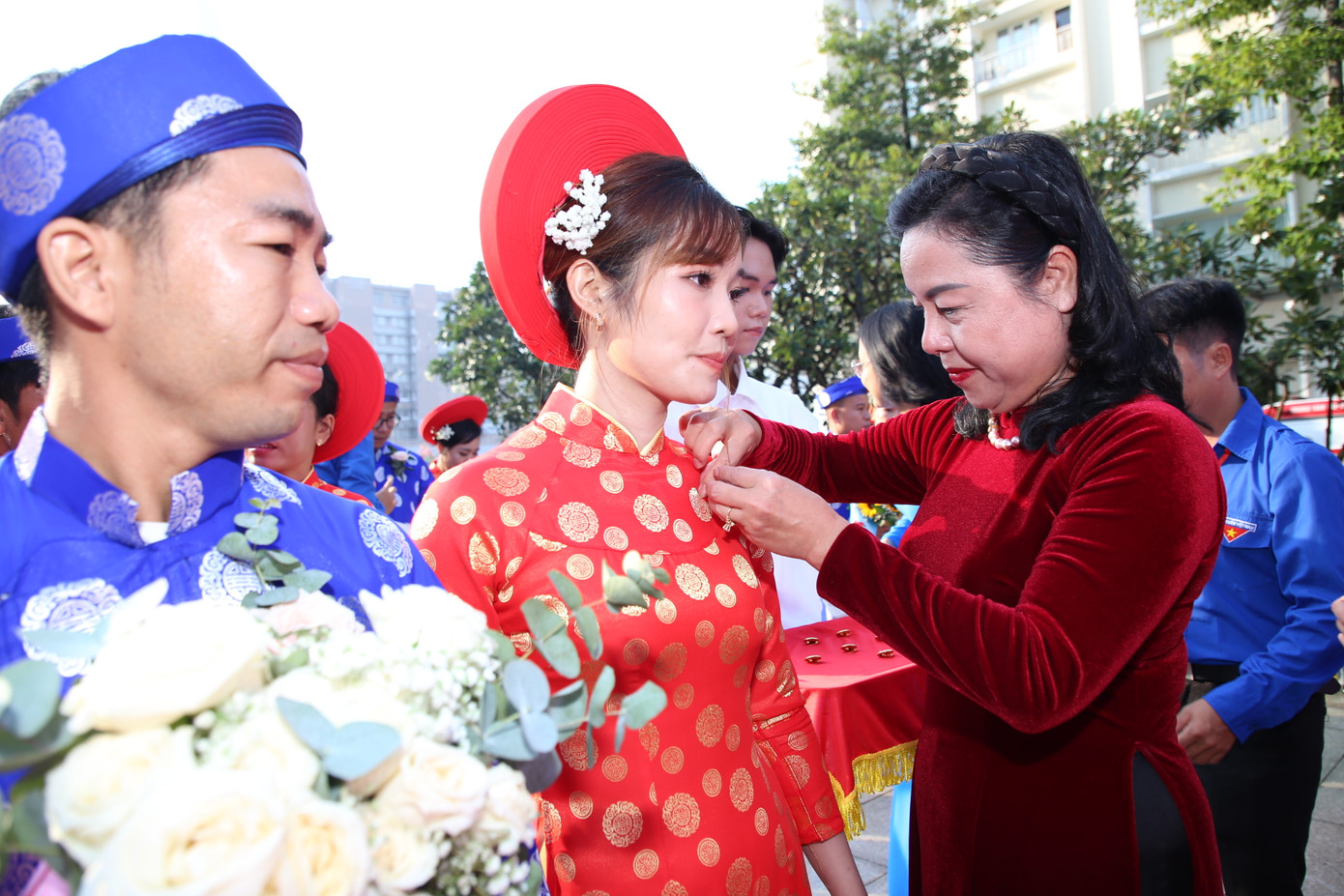 Đại diện lãnh đạo TPHCM trao huy hiệu cho các cặp đôi.