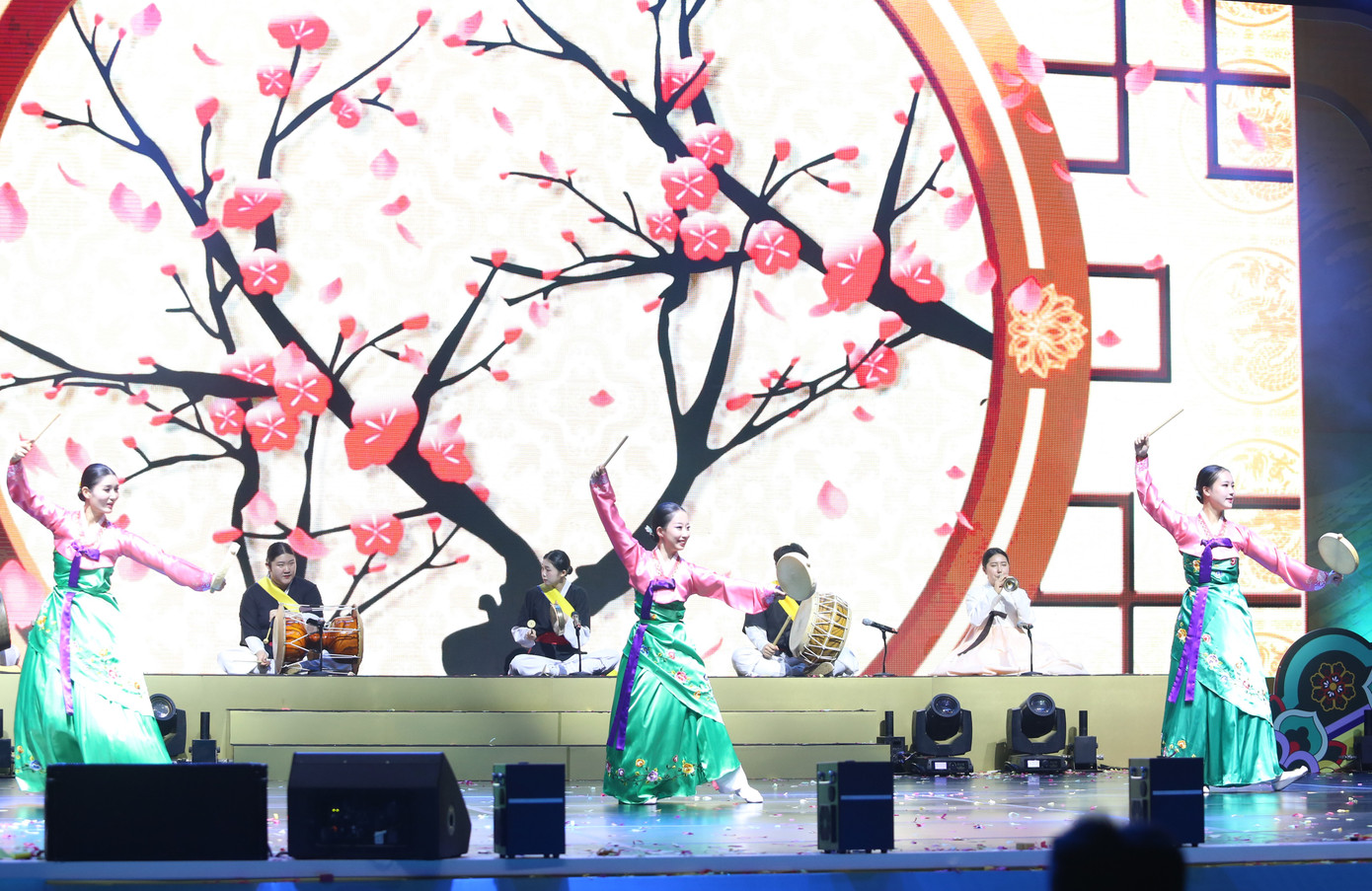 Tại lễ khai mạc, các nghệ sĩ đến từ xứ sở Kim chi đã mang đến nhiều tiết mục biểu diễn ấn tượng mang đậm bản sắc văn hóa của Hàn Quốc.