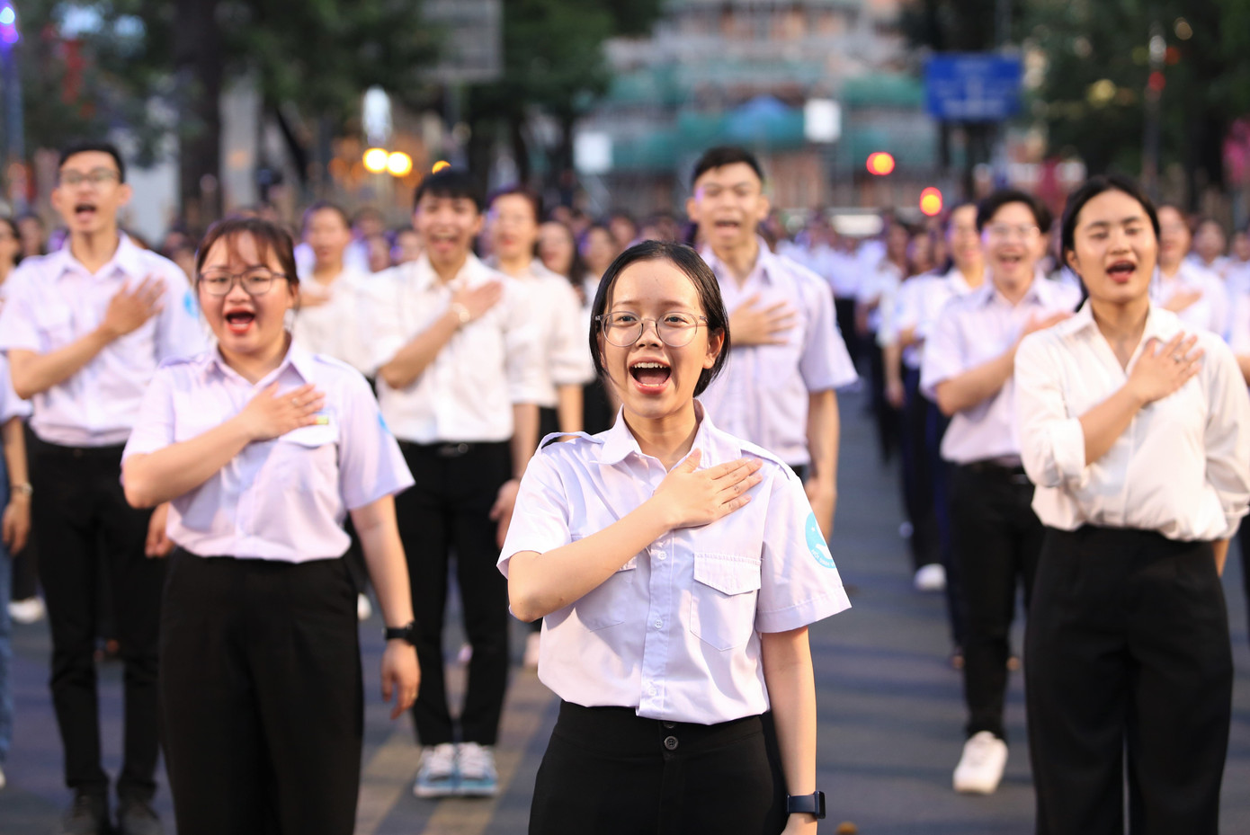 Các bạn trẻ xinh tươi trong màu áo trắng.