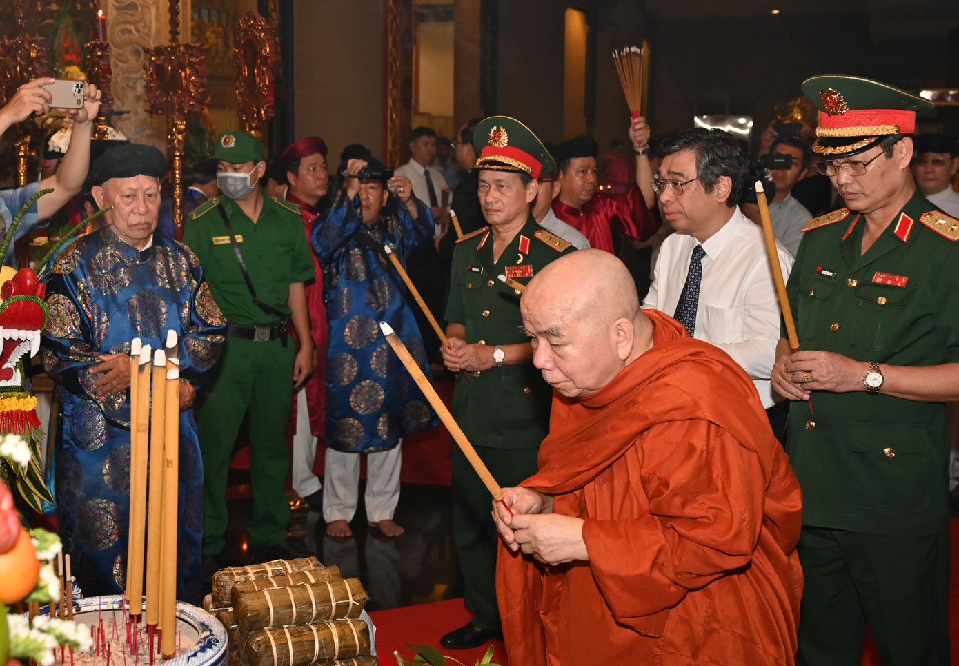 Đại diện nhân sĩ, trí thức các giới dâng hương tưởng nhớ bậc tiền nhân. Ảnh: Quốc Thanh