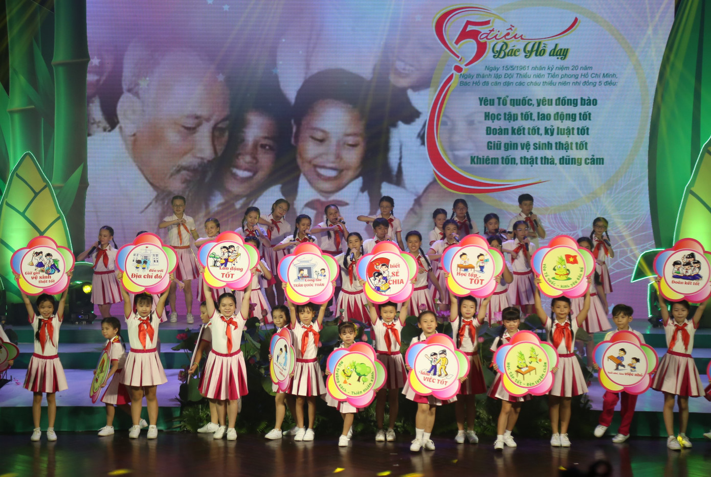 Các bạn nhỏ với ca khúc thực hiện việc học tập và làm theo 5 điều Bác dạy. Ảnh: Ngô Tùng Các bạn nhỏ với ca khúc thực hiện việc học tập và làm theo 5 điều Bác dạy. Ảnh: Ngô Tùng