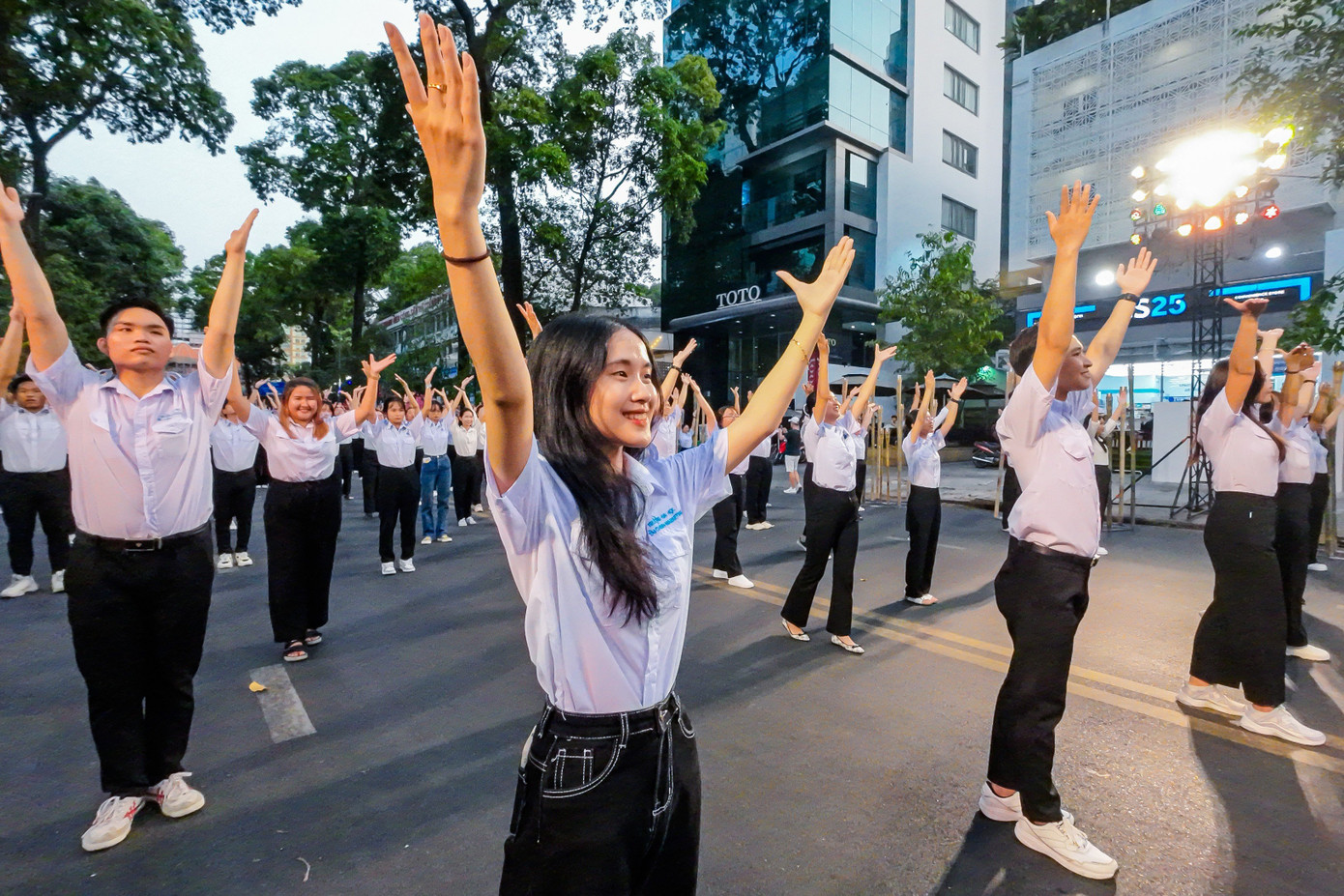 Sau khi tham gia đồng diễn, các bạn sinh viên chung tay tham gia những hoạt động kỷ niệm 92 năm ngày thành lập Đoàn TNCS Hồ Chí Minh và sân chơi trong khuôn khổ Lễ hội Thanh niên 2023.