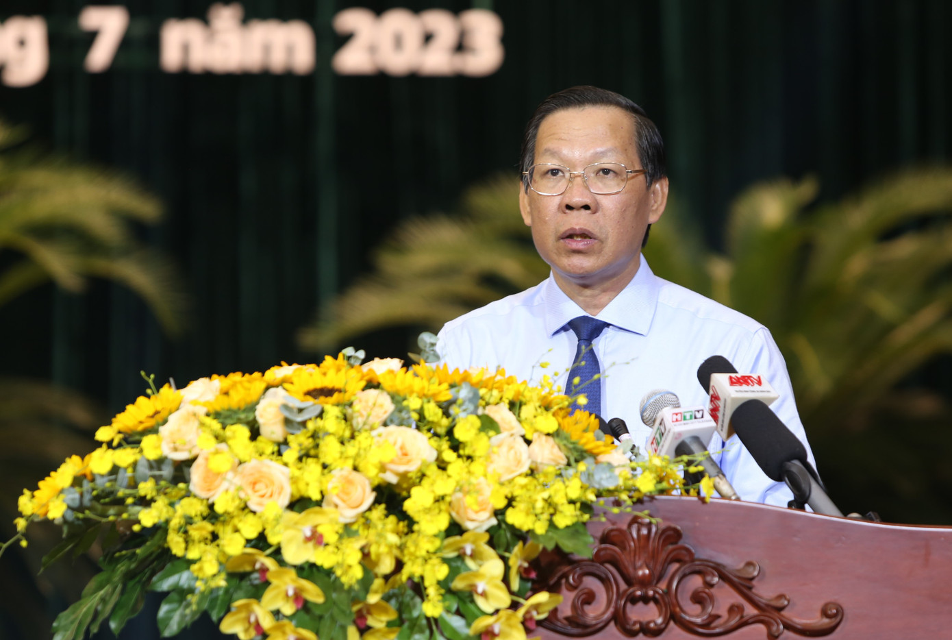 Chủ tịch UBND TPHCM Phan Văn Mãi tuyên dương các điển hình. Chủ tịch UBND TPHCM Phan Văn Mãi tuyên dương các điển hình.