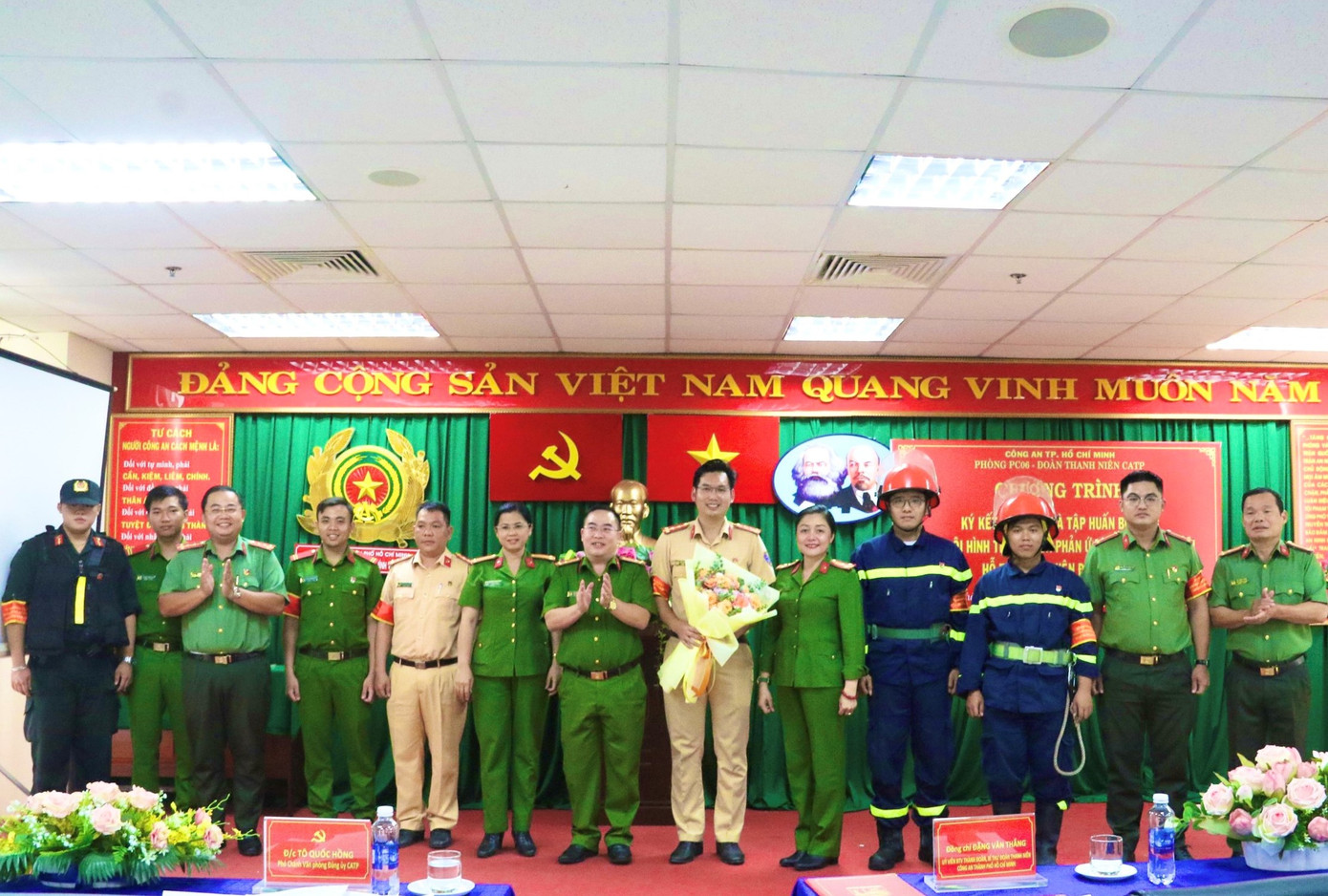 Ra mắt đội hình thanh niên phản ứng nhanh, xung kích thực hiện Đề án 06. Ảnh: Tuổi trẻ CATP