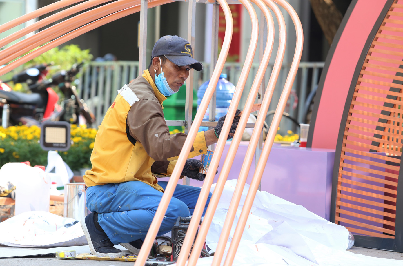 Các nghệ nhân, công nhân lao động miệt mài làm việc để làm đẹp thành phố vào dịp Tết Nguyên đán Quý Mão 2023.