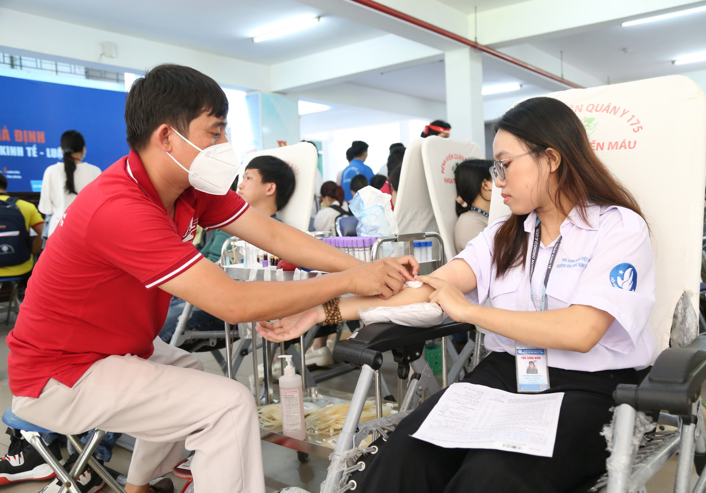 Bạn sinh viên trong màu áo tổ chức Hội Sinh viên Việt Nam san sẻ với tinh thần vì cộng đồng tại chương trình Chủ nhật Đỏ.