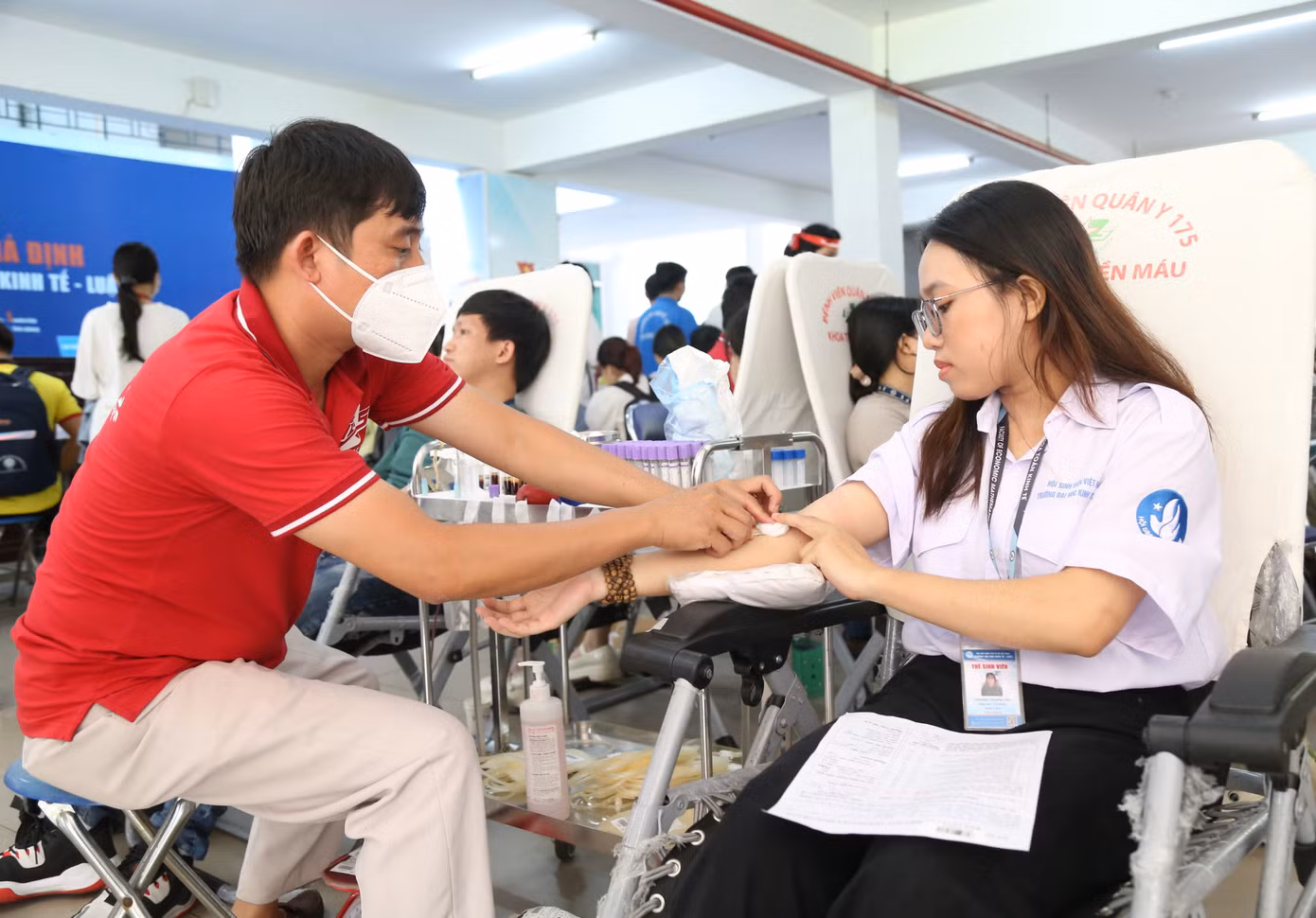 Bạn sinh viên trong màu áo tổ chức Hội Sinh viên Việt Nam san sẻ với tinh thần vì cộng đồng tại chương trình Chủ nhật Đỏ.