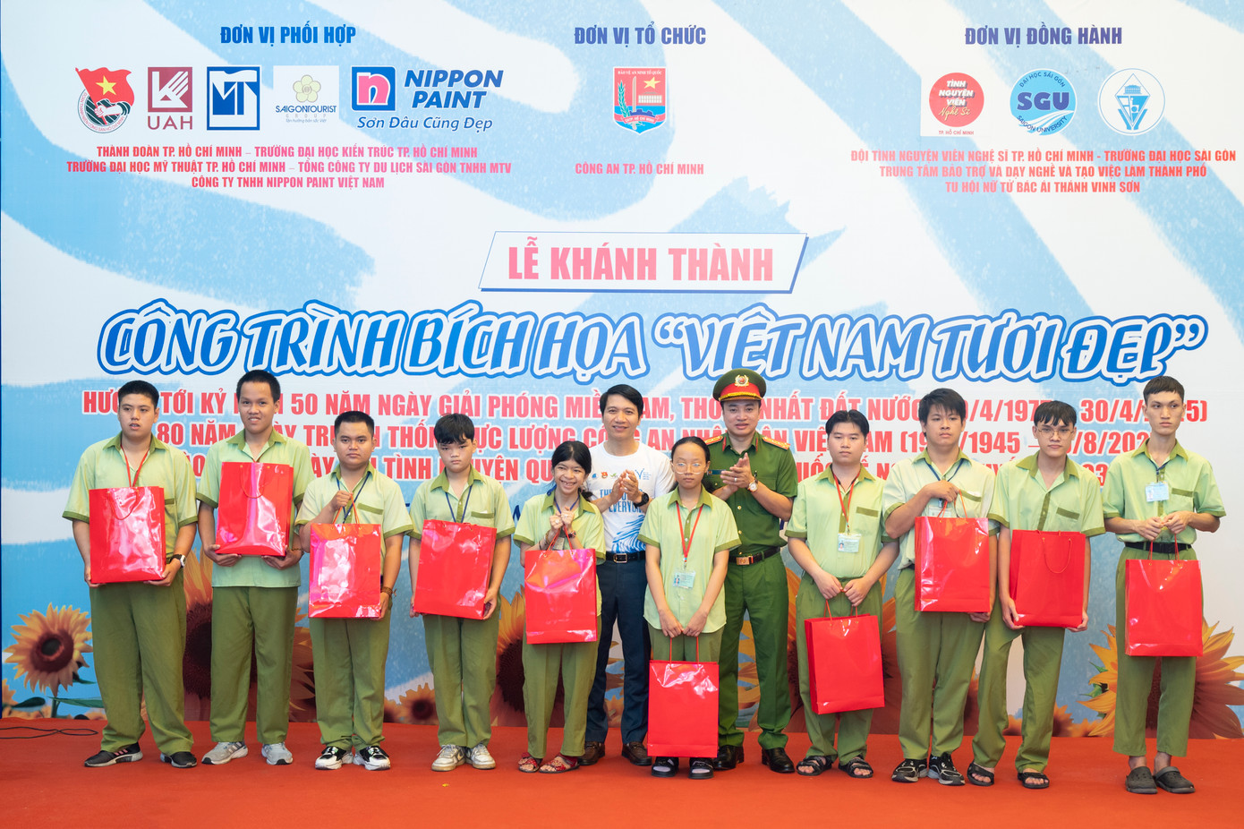 Dịp này, T.Ư Đoàn và Công an TPHCM cũng dành tặng các phần quà gửi đến các em nhỏ tại Trung tâm Bảo trợ - Dạy nghề và tạo việc làm TPHCM. Dịp này, T.Ư Đoàn và Công an TPHCM cũng dành tặng các phần quà gửi đến các em nhỏ tại Trung tâm Bảo trợ - Dạy nghề và tạo việc làm TPHCM.