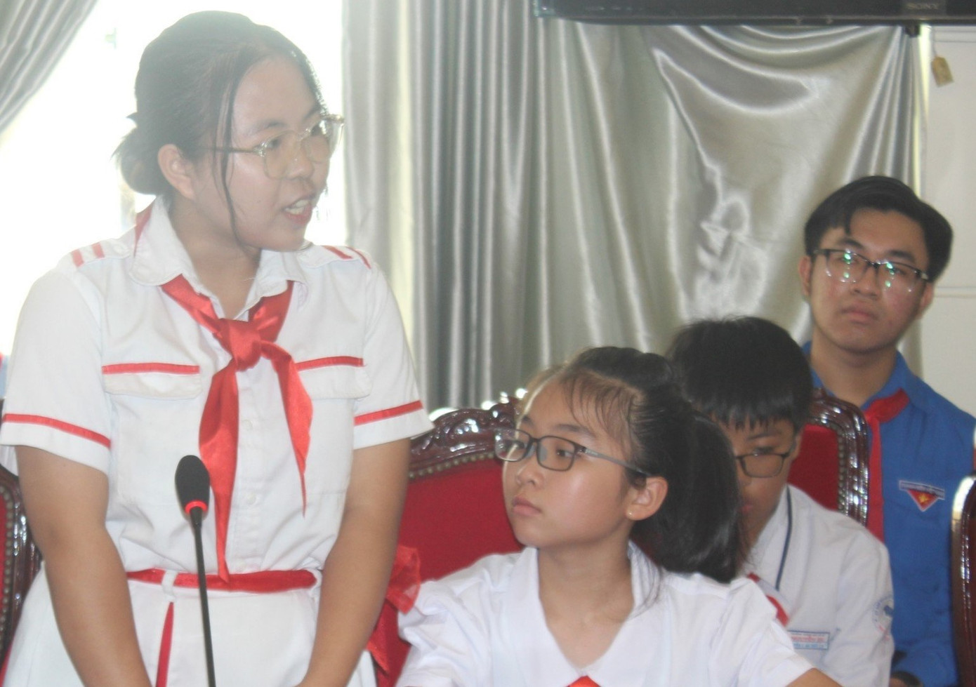 Ánh Mai nêu câu chuyện của chính mình tại kỳ họp. Ánh Mai nêu câu chuyện của chính mình tại kỳ họp.