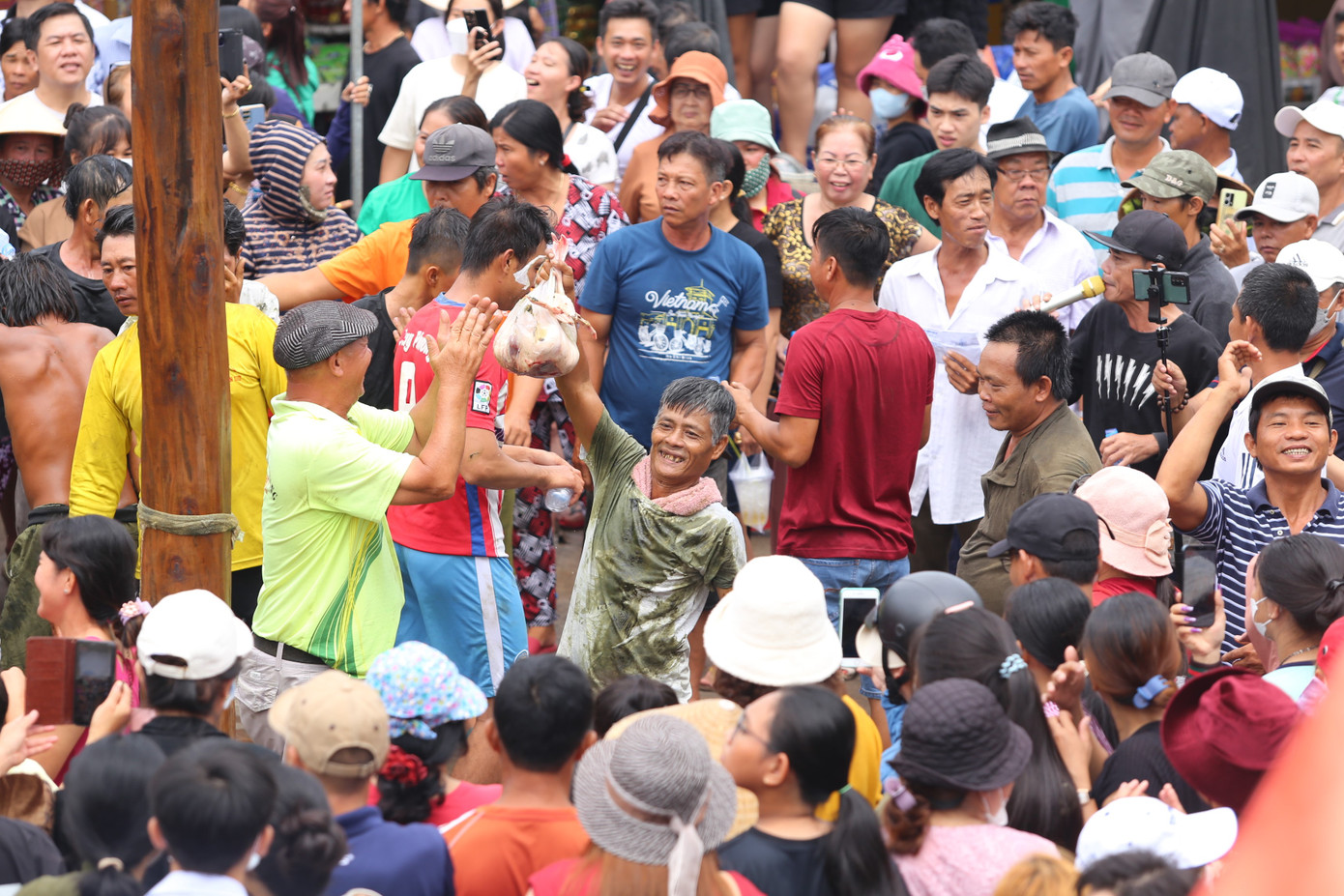 Người dân mang về chiến lợi phẩm từ cuộc chơi thú vị.