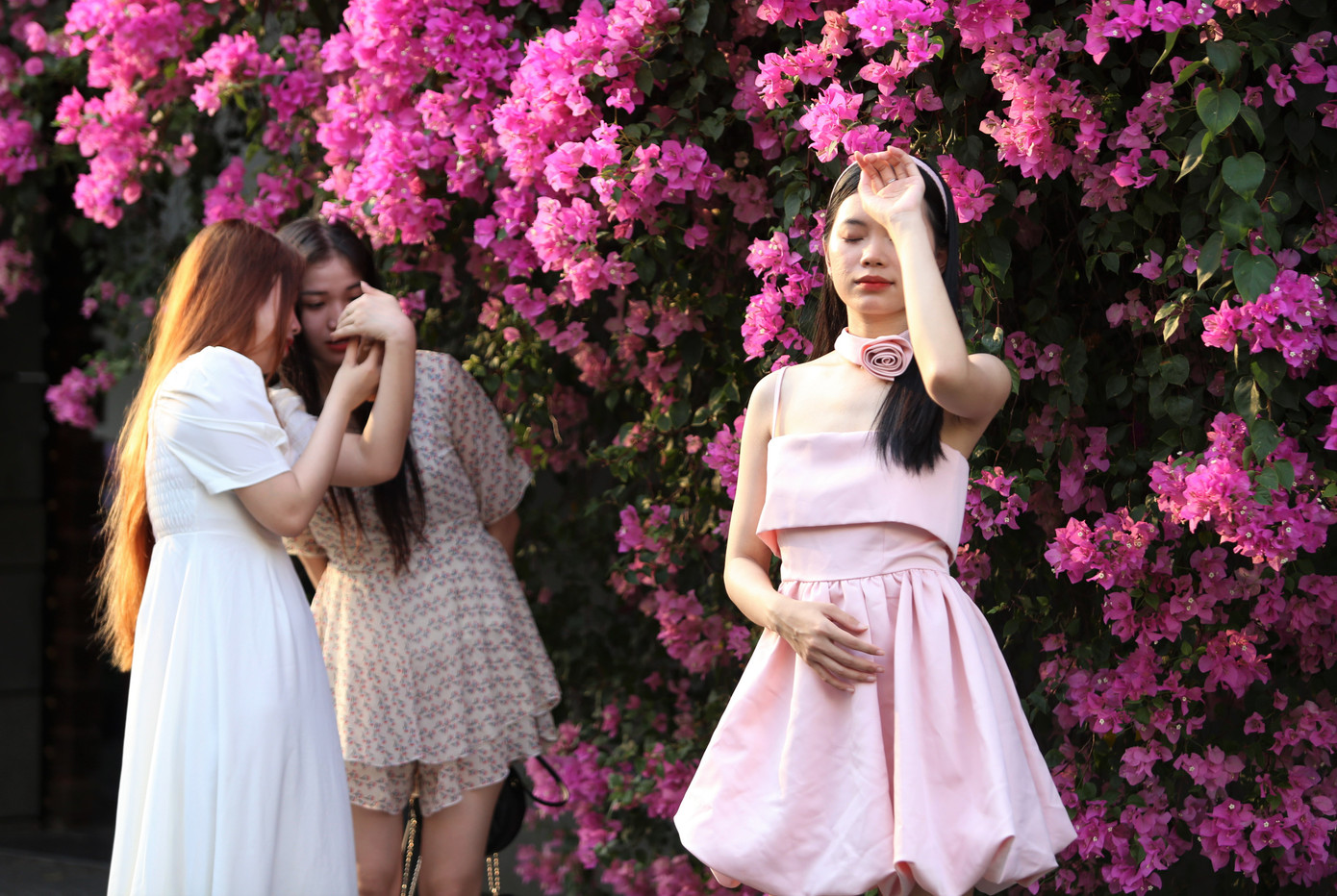 Các cô gái trẻ lưu lại những khuôn hình yêu kiều bên nghìn đóa hoa giấy. Các cô gái trẻ lưu lại những khuôn hình yêu kiều bên nghìn đóa hoa giấy.