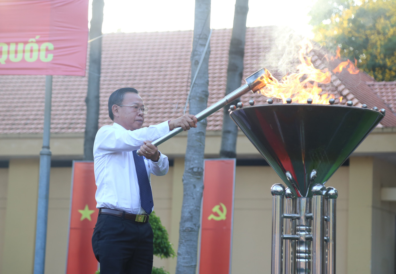 Bí thư Thành ủy Thủ Đức Nguyễn Hữu Hiệp thắp ngọn đuốc truyền thống tại lễ giao quân. Sau phần nghi lễ ngắn gọn, nhanh chóng, các tân binh lập tức lên xe về đơn vị huấn luyện.