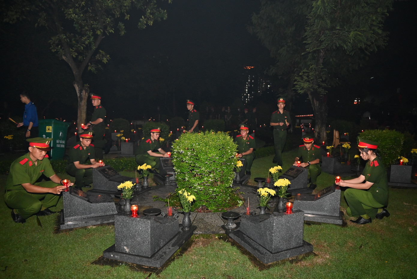 Cán bộ chiến sĩ lực lượng vũ trang thắp sáng mộ phần những người đã ngã xuống để Tổ quốc được trường tồn.