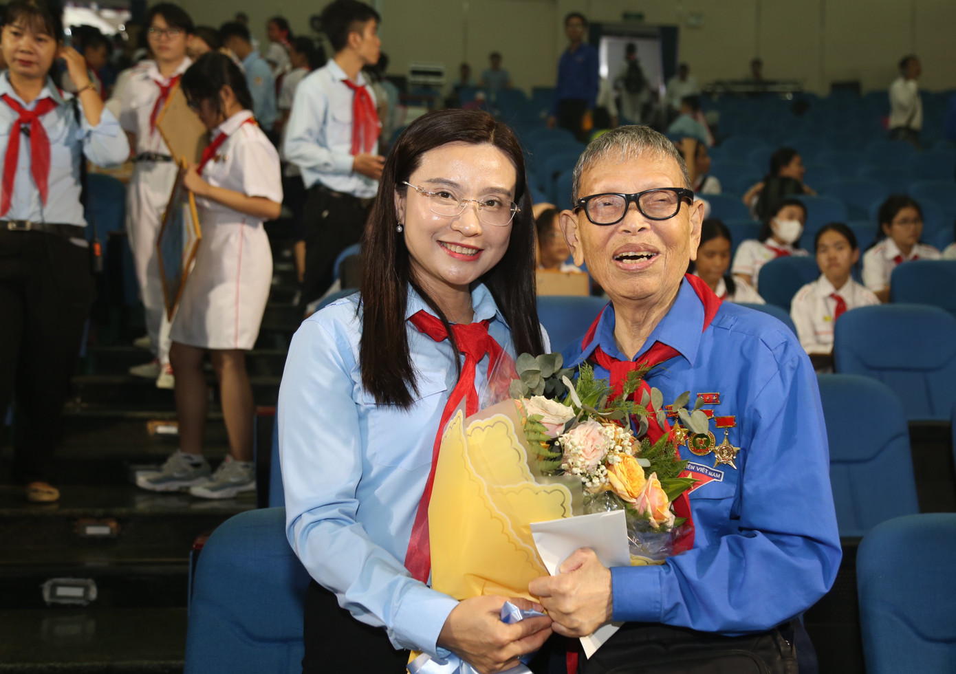 Bí thư T.Ư Đoàn Nguyễn Phạm Duy Trang tặng quà cám ơn Anh hùng lao động, Nhà giáo nhân dân Nguyễn Đức Thìn, người khởi xướng phong trào "Nghìn việc tốt". Bí thư T.Ư Đoàn Nguyễn Phạm Duy Trang tặng quà cám ơn Anh hùng lao động, Nhà giáo nhân dân Nguyễn Đức Thìn, người khởi xướng phong trào "Nghìn việc tốt".