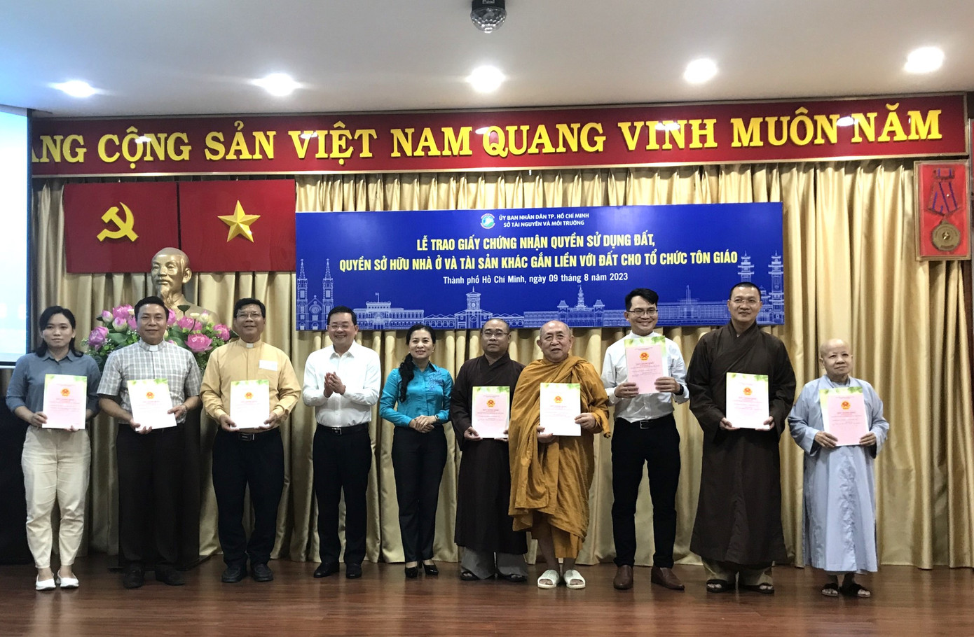 Giám đốc Sở TNMT Nguyễn Toàn Thắng và Phó chủ tịch Uỷ ban MTTQ Việt Nam TPHCM Phan Kiều Thanh Hương trao sổ hồng cho đại diện các cơ sở tôn giáo. Ảnh: Tâm Linh.