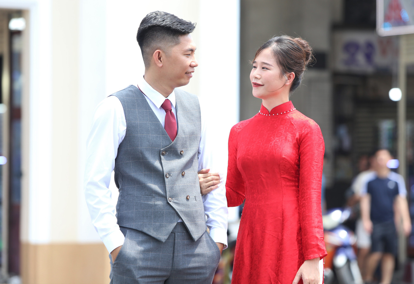 "Lúc đầu tụi mình không có ý định chọn chợ Bến Thành để chụp ảnh cưới, nhưng mới biết gần đây chợ được sơn sửa với diện mạo mới mẻ, xinh đẹp nên muốn ghi lại những kỷ niệm đẹp của hai đứa ở TPHCM", Châu Loan chia sẻ.