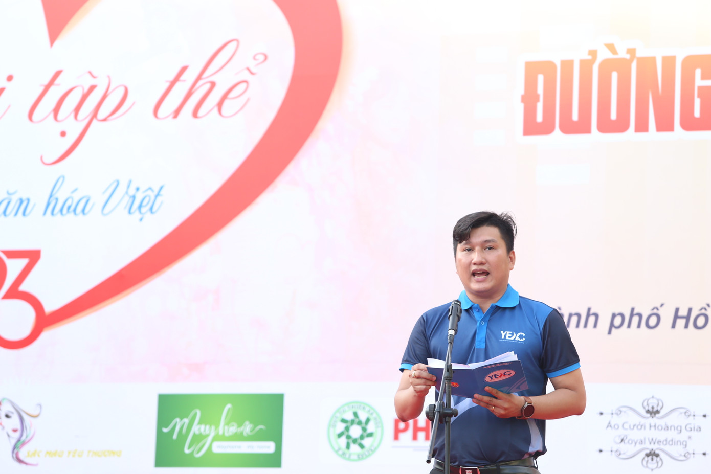 Phát biểu tại chương trình, anh Lê Hoàng Minh, Giám đốc Trung tâm Hỗ trợ thanh niên công nhân TPHCM cho biết, Couple run 2023 là hoạt động thể thao không chỉ hưởng ứng, phát động đoàn viên, thanh niên, sinh viên rèn luyện thể thao, tạo sân chơi rèn luyện sức khoẻ bổ ích cho thanh niên và người dân thành phố mà còn phát huy tinh thần tương thân tương ái qua việc gây quỹ tổ chức chương trình lễ cưới tập thể năm nay. Phát biểu tại chương trình, anh Lê Hoàng Minh, Giám đốc Trung tâm Hỗ trợ thanh niên công nhân TPHCM cho biết, Couple run 2023 là hoạt động thể thao không chỉ hưởng ứng, phát động đoàn viên, thanh niên, sinh viên rèn luyện thể thao, tạo sân chơi rèn luyện sức khoẻ bổ ích cho thanh niên và người dân thành phố mà còn phát huy tinh thần tương thân tương ái qua việc gây quỹ tổ chức chương trình lễ cưới tập thể năm nay.