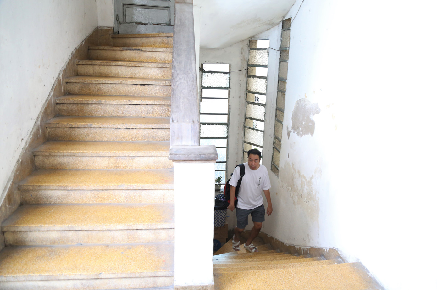 Ngoài lối đi bằng cầu thang bộ, người dân, du khách đến tham quan chung cư 9 tầng này có thể di chuyển bằng thang máy với lệ phí 3.000 đồng/ lượt. Ngoài lối đi bằng cầu thang bộ, người dân, du khách đến tham quan chung cư 9 tầng này có thể di chuyển bằng thang máy với lệ phí 3.000 đồng/ lượt.