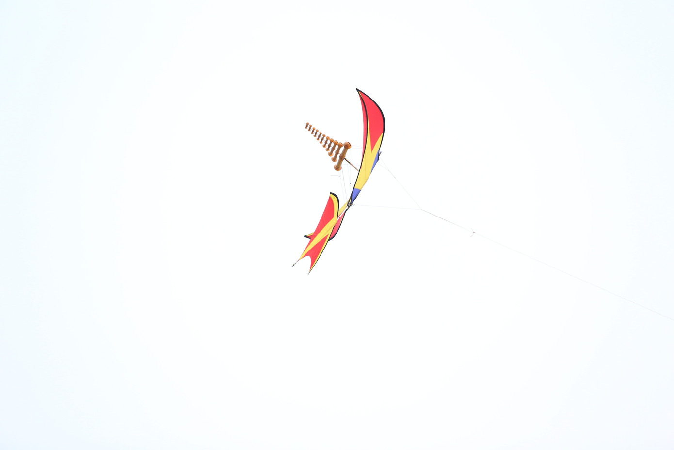 Chiếc diều sáo bay lên không trung.