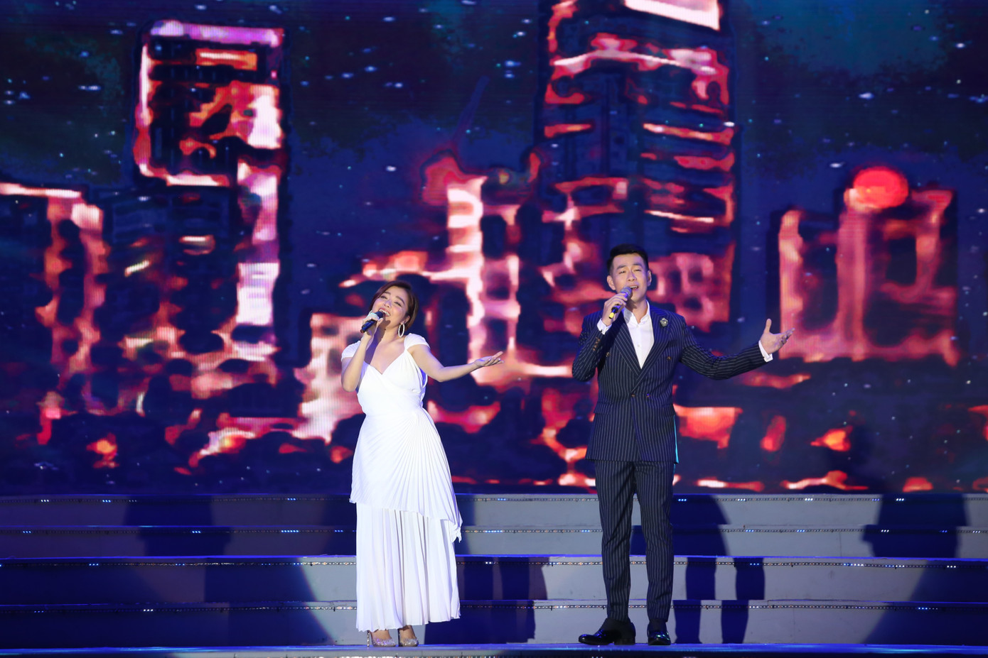 Hồ Trung Dũng cùng Thanh Ngọc song ca bài hát Thành phố đêm nay.