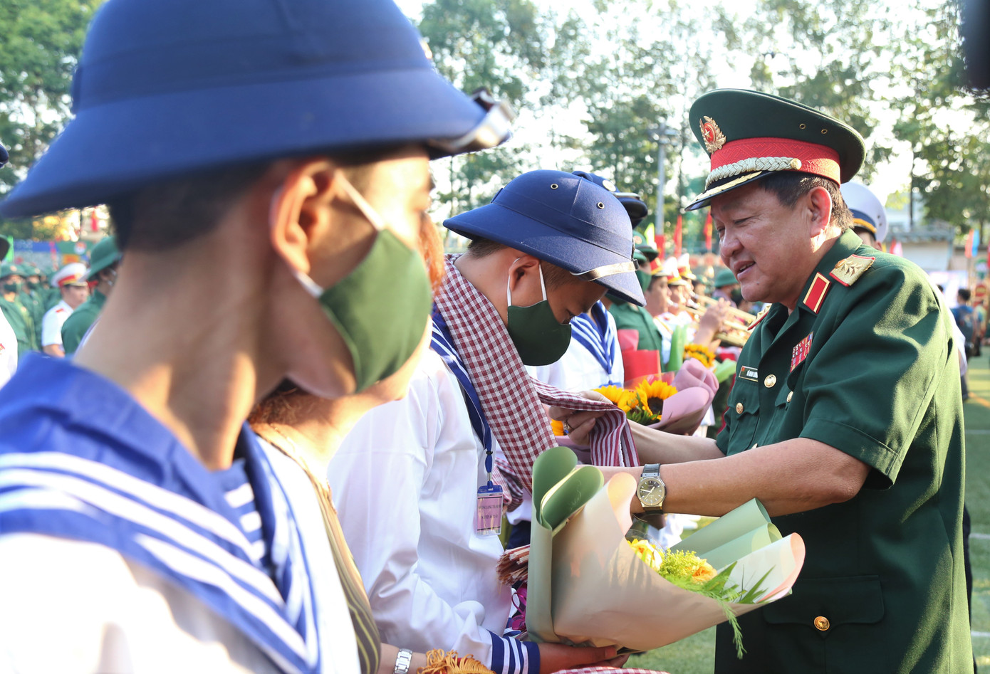 Thứ trưởng Bộ Quốc phòng Võ Minh Lương tặng hoa, khăn rằn cho các tân binh.
