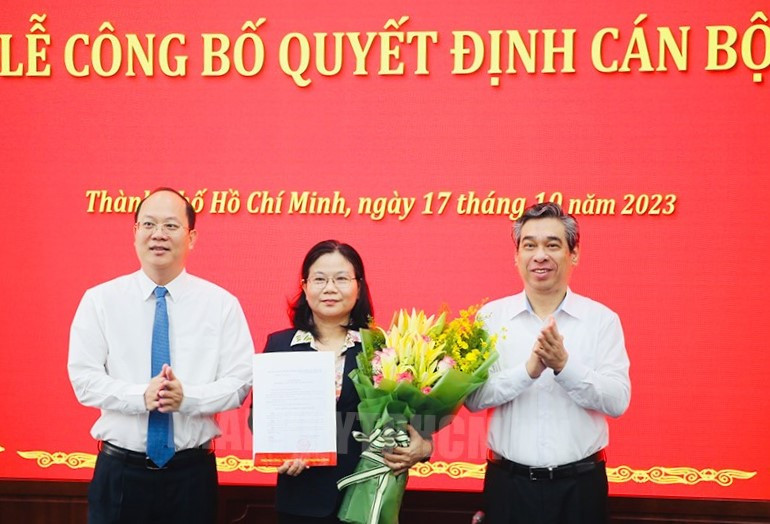 Lãnh đạo Thành uỷ TPHCM (bên trái) trao quyết định và hoa chúc mừng bà Lê Thị Thanh Thuý. Ảnh: Thành uỷ TPHCM. Lãnh đạo Thành uỷ TPHCM (bên trái) trao quyết định và hoa chúc mừng bà Lê Thị Thanh Thuý. Ảnh: Thành uỷ TPHCM.