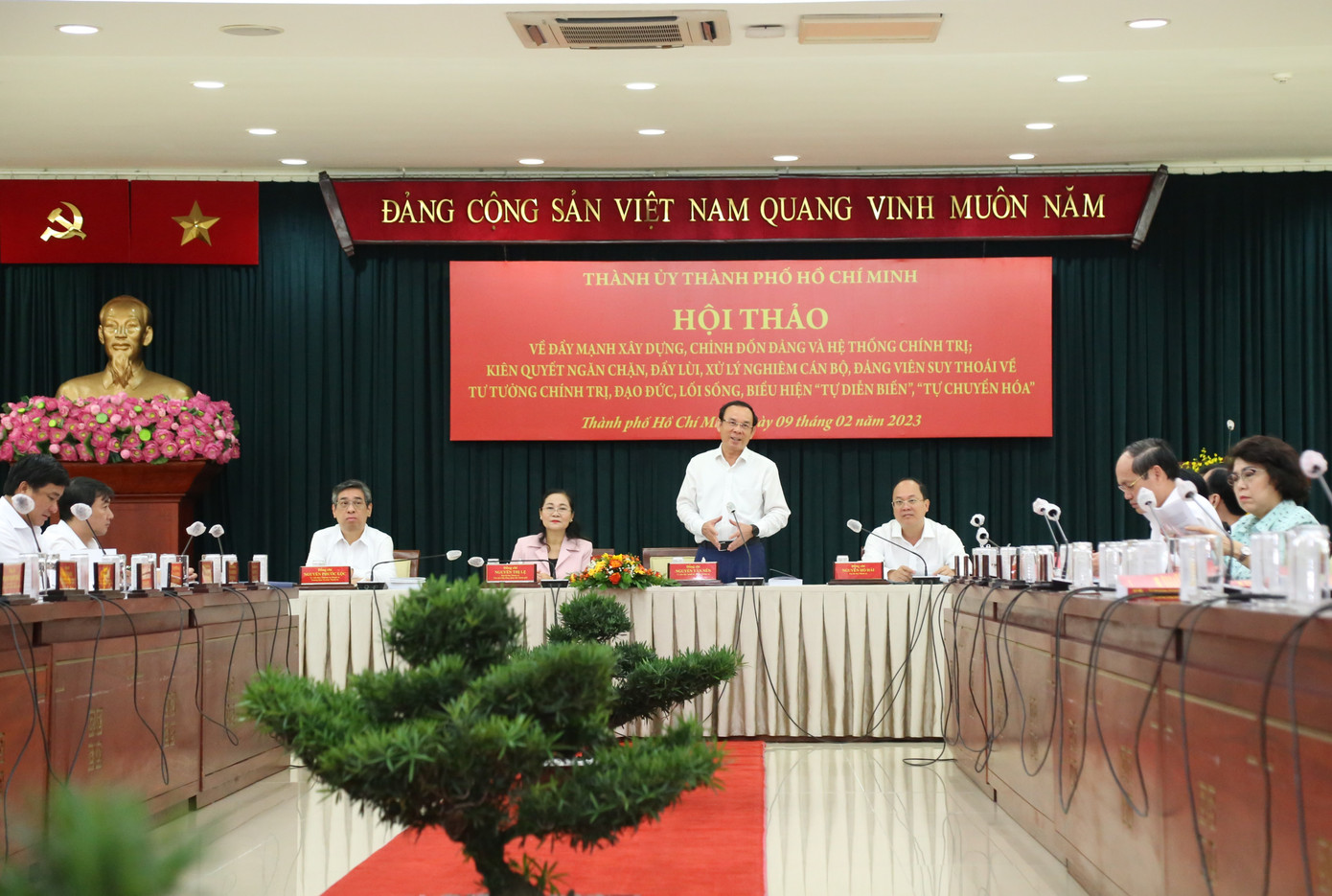 Bí thư Thành ủy TPHCM Nguyễn Văn Nên trao đổi ý kiến với các đại biểu tại hội thảo. Bí thư Thành ủy TPHCM Nguyễn Văn Nên trao đổi ý kiến với các đại biểu tại hội thảo.