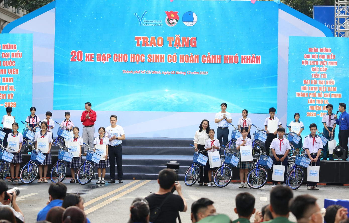 Lãnh đạo T.Ư Đoàn, T.Ư Hội LHTN Việt Nam cùng các đơn vị đồng hành trao tặng xe đạp cho các em học sinh. Lãnh đạo T.Ư Đoàn, T.Ư Hội LHTN Việt Nam cùng các đơn vị đồng hành trao tặng xe đạp cho các em học sinh.