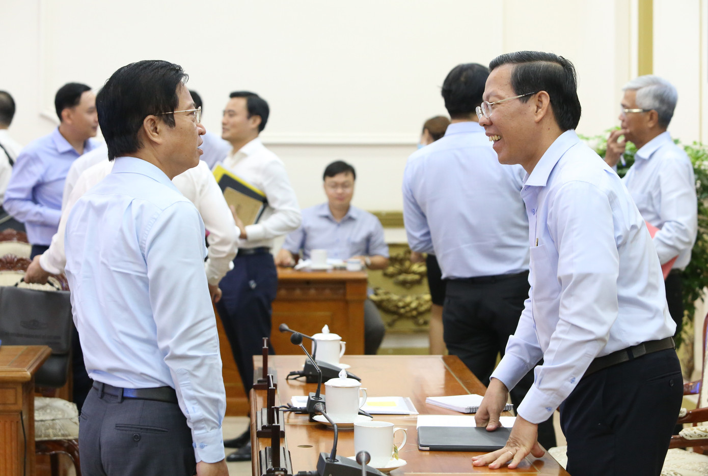 Chủ tịch Phan Văn Mãi trao đổi với cán bộ các sở ngành thành phố.