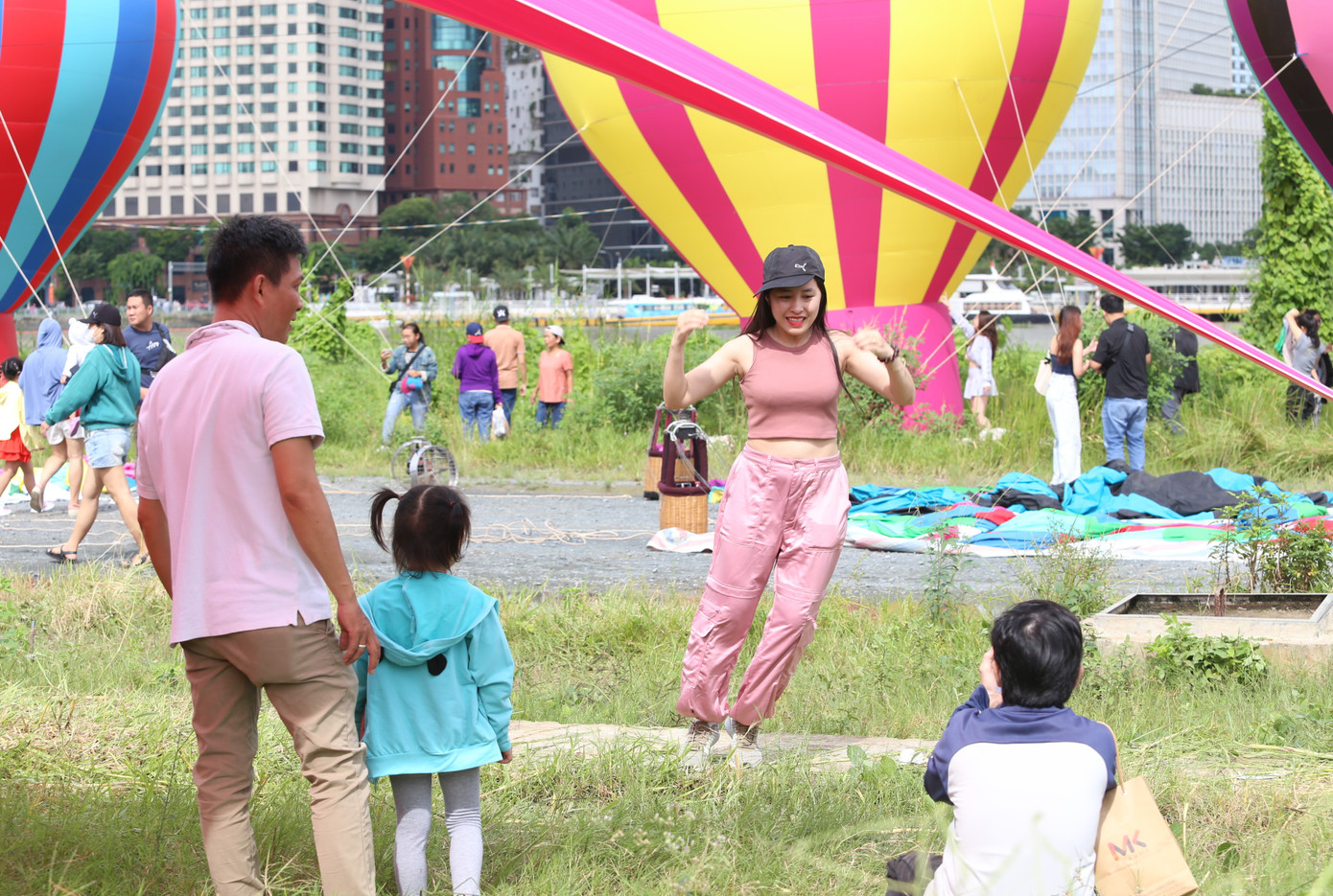 Bạn trẻ phấn khởi lưu lại video với những chiếc bong bóng khổng lồ. Bạn trẻ phấn khởi lưu lại video với những chiếc bong bóng khổng lồ.