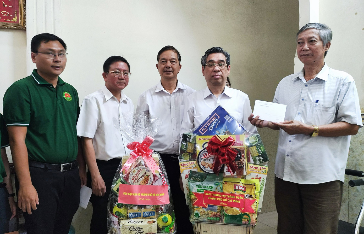 Lãnh đạo Thành uỷ, Thành Đoàn TPHCM, Học viện Cán bộ TPHCM trao quà tri ân cho gia đình Mẹ Việt Nam Anh hùng Trần Thị Riệc. Ảnh: Ngô Tùng