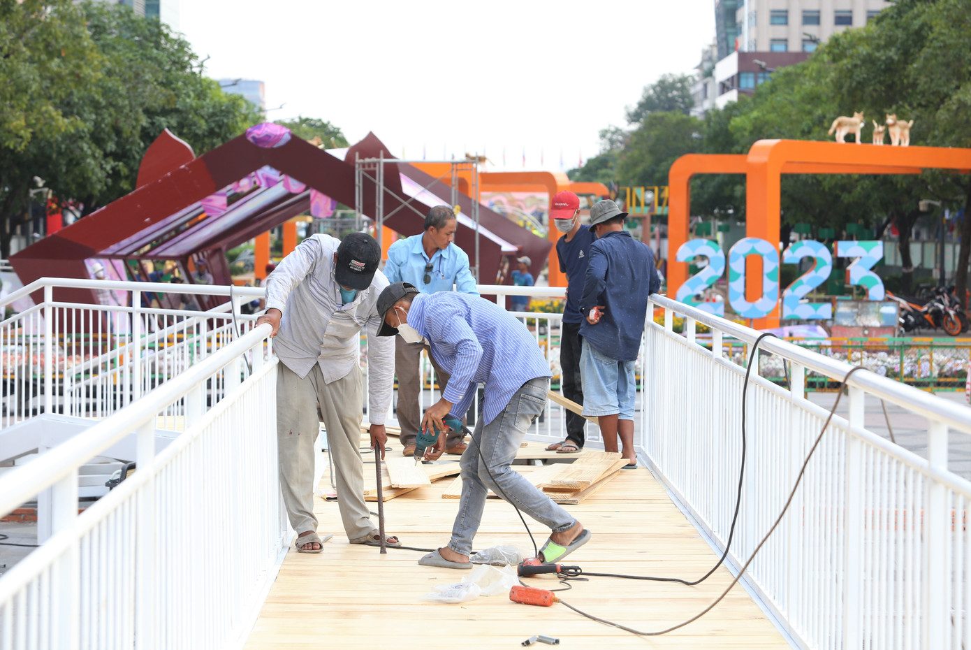 Cầu gỗ có chiều dài khoảng 30m, rộng 2,1m, cao 80cm là nơi duy nhất du khách có thể ngắm nhìn toàn cảnh Đường hoa Nguyễn Huệ Tết Quý Mão 2023. Đây cũng là nơi duy nhất khách tham quan có thể bước giữa vô số loài hoa xuân đầy màu sắc.