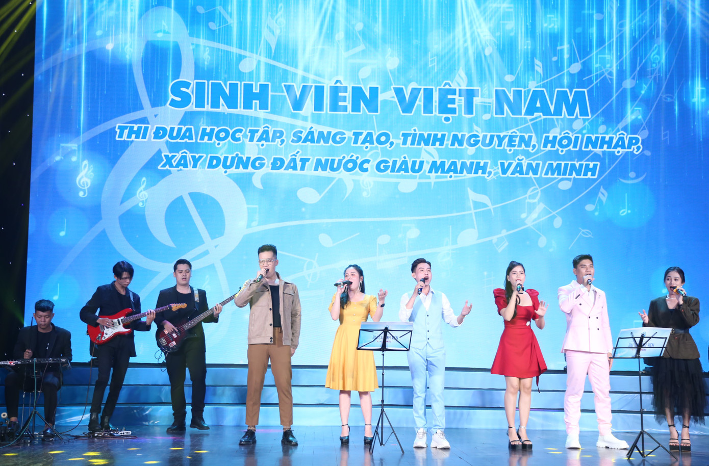 Đêm nhạc cũng gửi đến các ca khúc được sáng tác cho Đại hội Hội SVVN lần thứ X, kỳ đại hội gần nhất, qua phần thể hiện của nhóm Sao Việt cùng ban nhạc trẻ. Đêm nhạc cũng gửi đến các ca khúc được sáng tác cho Đại hội Hội SVVN lần thứ X, kỳ đại hội gần nhất, qua phần thể hiện của nhóm Sao Việt cùng ban nhạc trẻ.