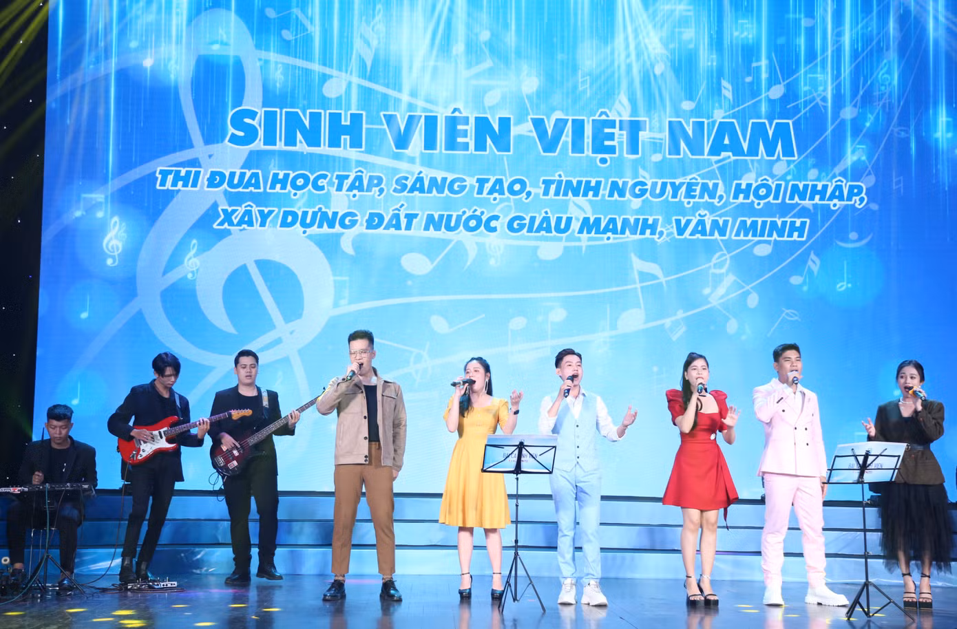 Đêm nhạc cũng gửi đến các ca khúc được sáng tác cho Đại hội Hội SVVN lần thứ X, kỳ đại hội gần nhất, qua phần thể hiện của nhóm Sao Việt cùng ban nhạc trẻ.