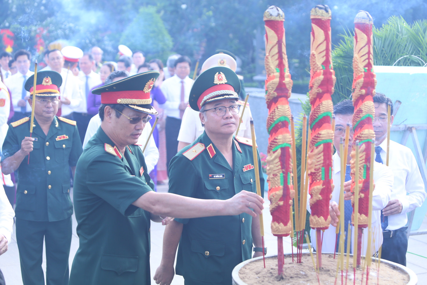 Thiếu tướng Du Trường Giang (giữa), Phó Tư lệnh Quân khu 7, Trung tướng Nguyễn Văn Nam (thứ 2 từ trái qua), Tư lệnh Bộ Tư lệnh TPHCM cùng tướng lĩnh, cán bộ chiến sĩ QĐND Việt Nam thắp hương tưởng nhớ.