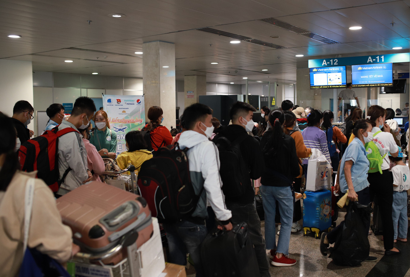 Sau lễ tiễn, người lao động ra sân bay làm thủ tục để lên máy bay về quê ăn Tết. Sau lễ tiễn, người lao động ra sân bay làm thủ tục để lên máy bay về quê ăn Tết.