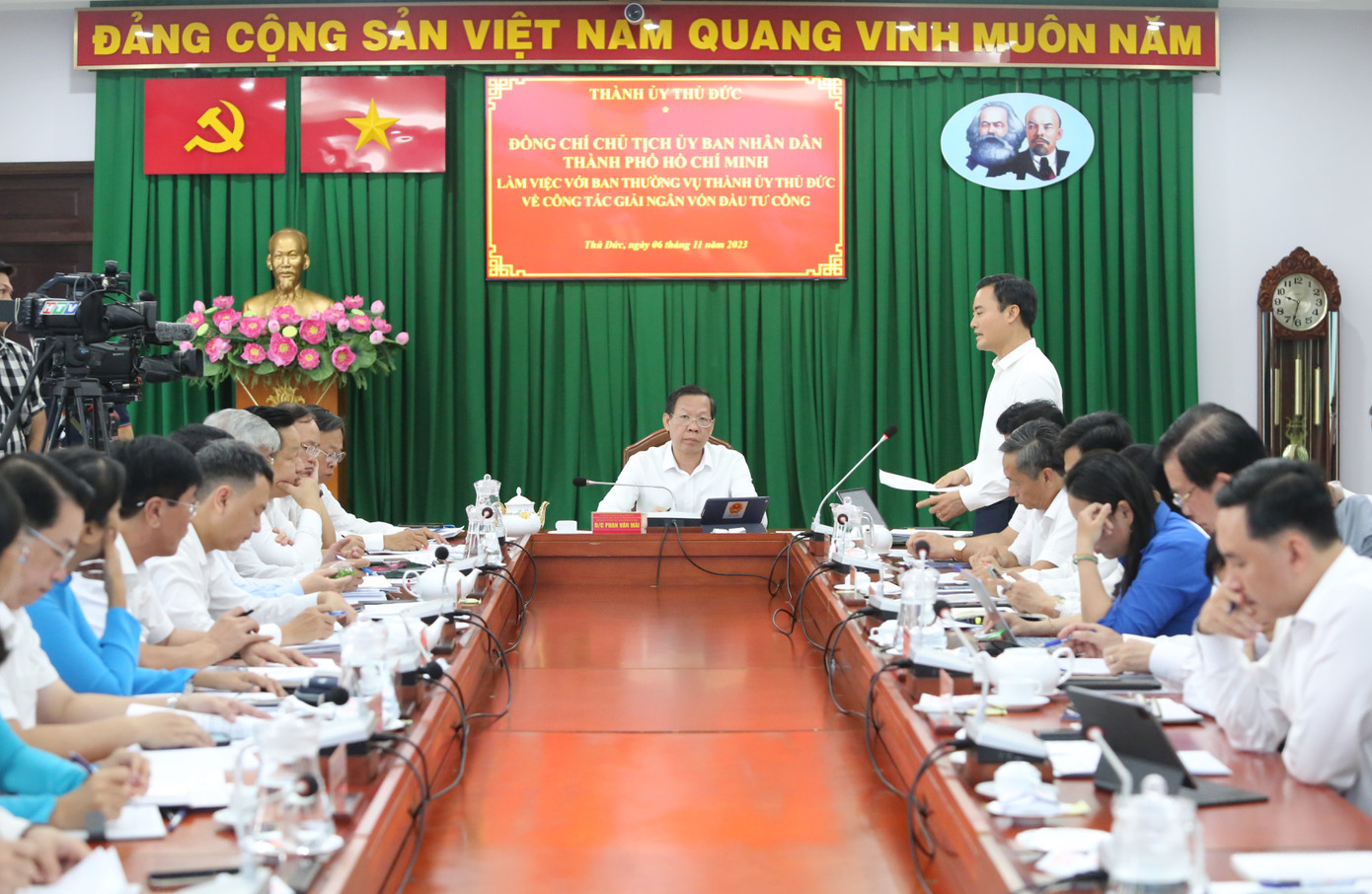 Chủ tịch UBND TPHCM Phan Văn Mãi chủ trì buổi làm việc với Ban Thường vụ Thành ủy Thủ Đức. Ảnh: Ngô Tùng