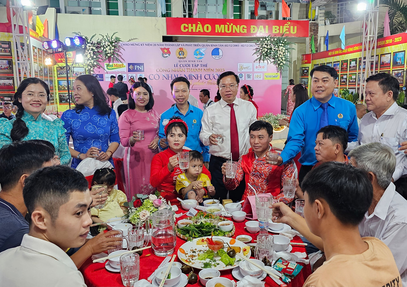 Các cặp đôi nhận lời chúc phúc từ lãnh đạo các ban ngành, địa phương. Các cặp đôi nhận lời chúc phúc từ lãnh đạo các ban ngành, địa phương.